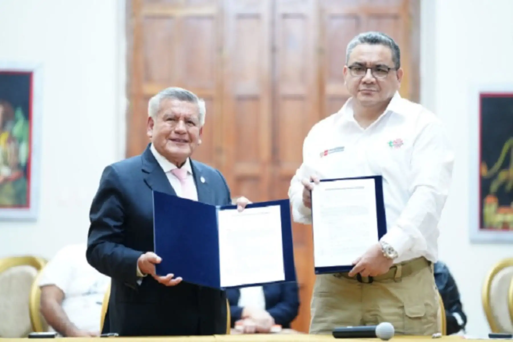 La suscripción de convenios de cooperación y actas de concertación estuvieron a cargo del ministro del Interior, Juan José Santiváñez; y el gobernador regional de La Libertad, César Acuña, durante una ceremonia celebrada en la sede del Gore, en Trujillo.