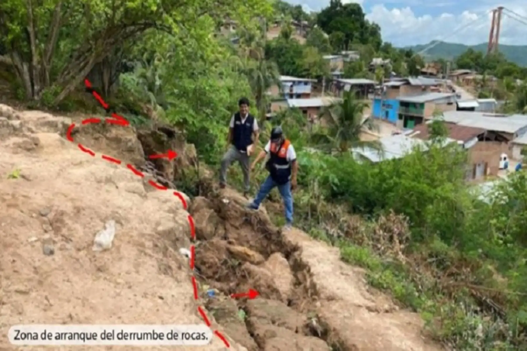 El fracturamiento de las rocas, elevada pendiente de la ladera, lluvias y actividades antrópicas generan inestabilidad en el terreno y, por ende, el derrumbe.
