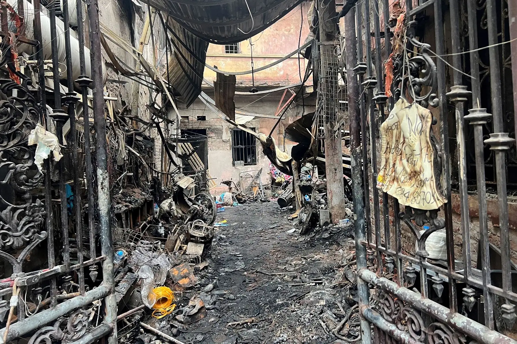 En la foto se muestra una puerta de entrada carbonizada después de un gran incendio en un bloque de apartamentos en Hanoi. Un incendio que arrasó un pequeño bloque de apartamentos en el centro de Hanoi mató al menos a 14 personas e hirió a otras tres, dijeron los medios estatales. Foto: AFP