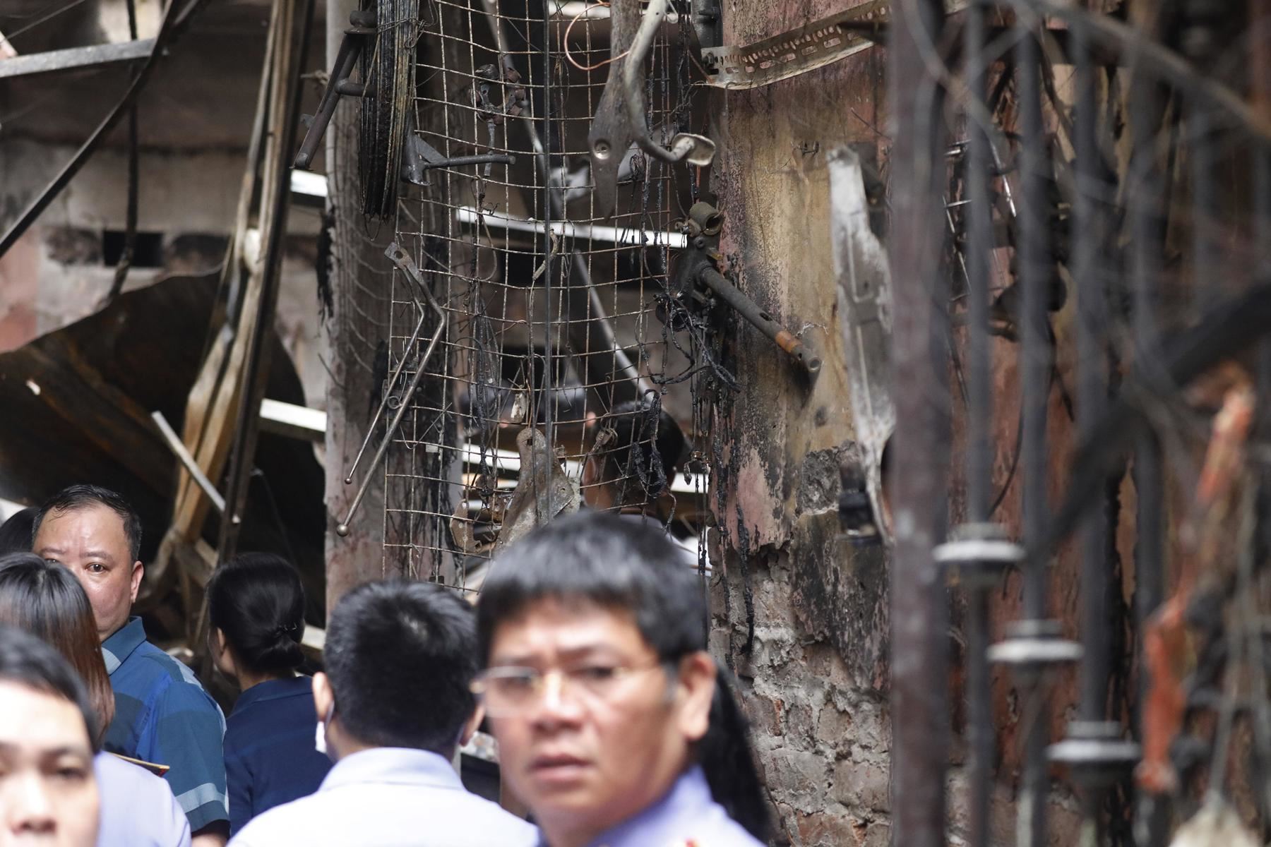 Funcionarios trabajan en el lugar de un incendio que se produjo en un edificio de apartamentos en Hanoi, Vietnam. Foto: EFE