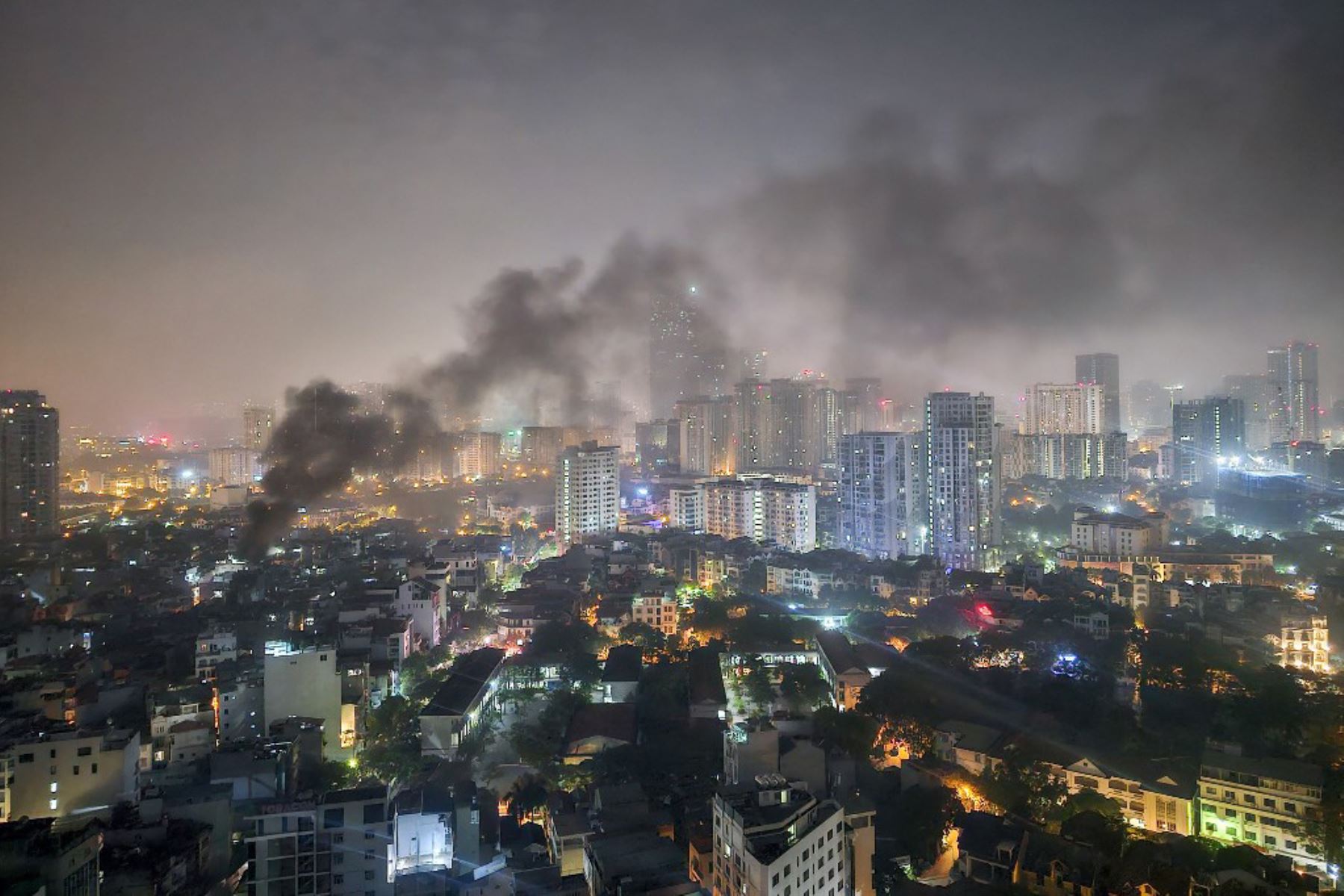 Un incendio que arrasó un pequeño complejo de apartamentos en el centro de Hanoi. Foto: AFP