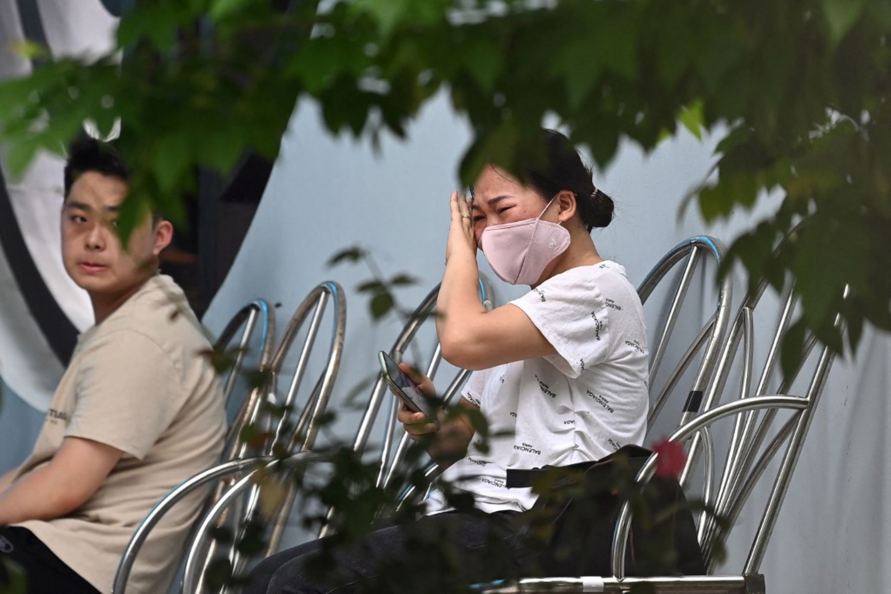Un familiar de una víctima del incendio de un gran apartamento llora en un hospital de Hanoi. Foto: AFP