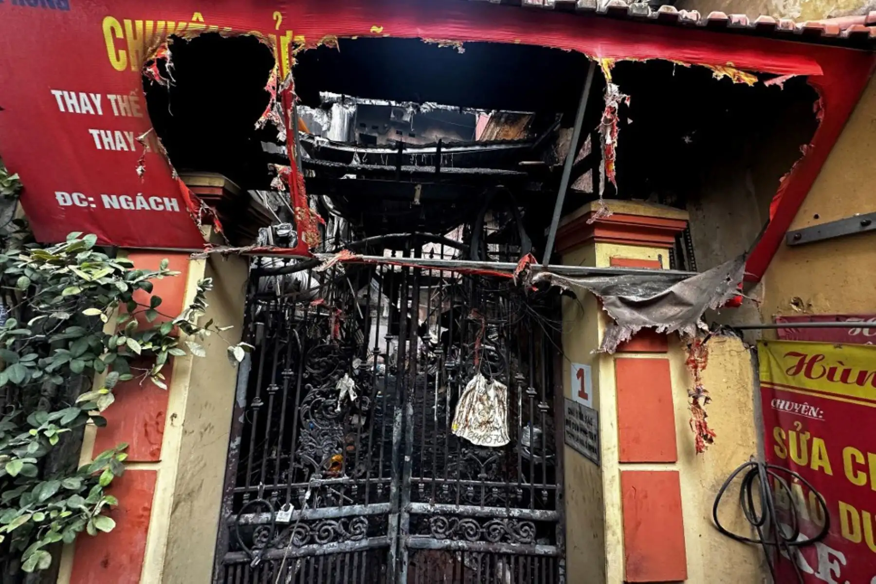 Puerta de entrada carbonizada después de un gran incendio en un bloque de apartamentos en Hanoi. Foto: AFP