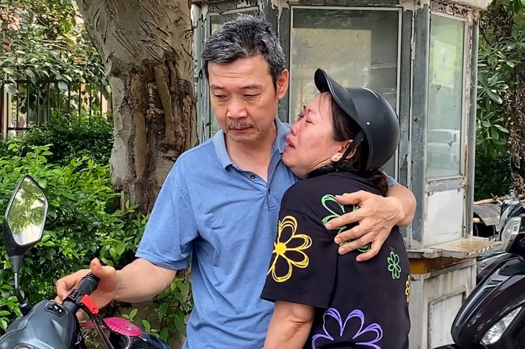 Un familiar de una víctima del incendio de apartamentos,  llora en una funeraria en Hanoi. Foto: AFP