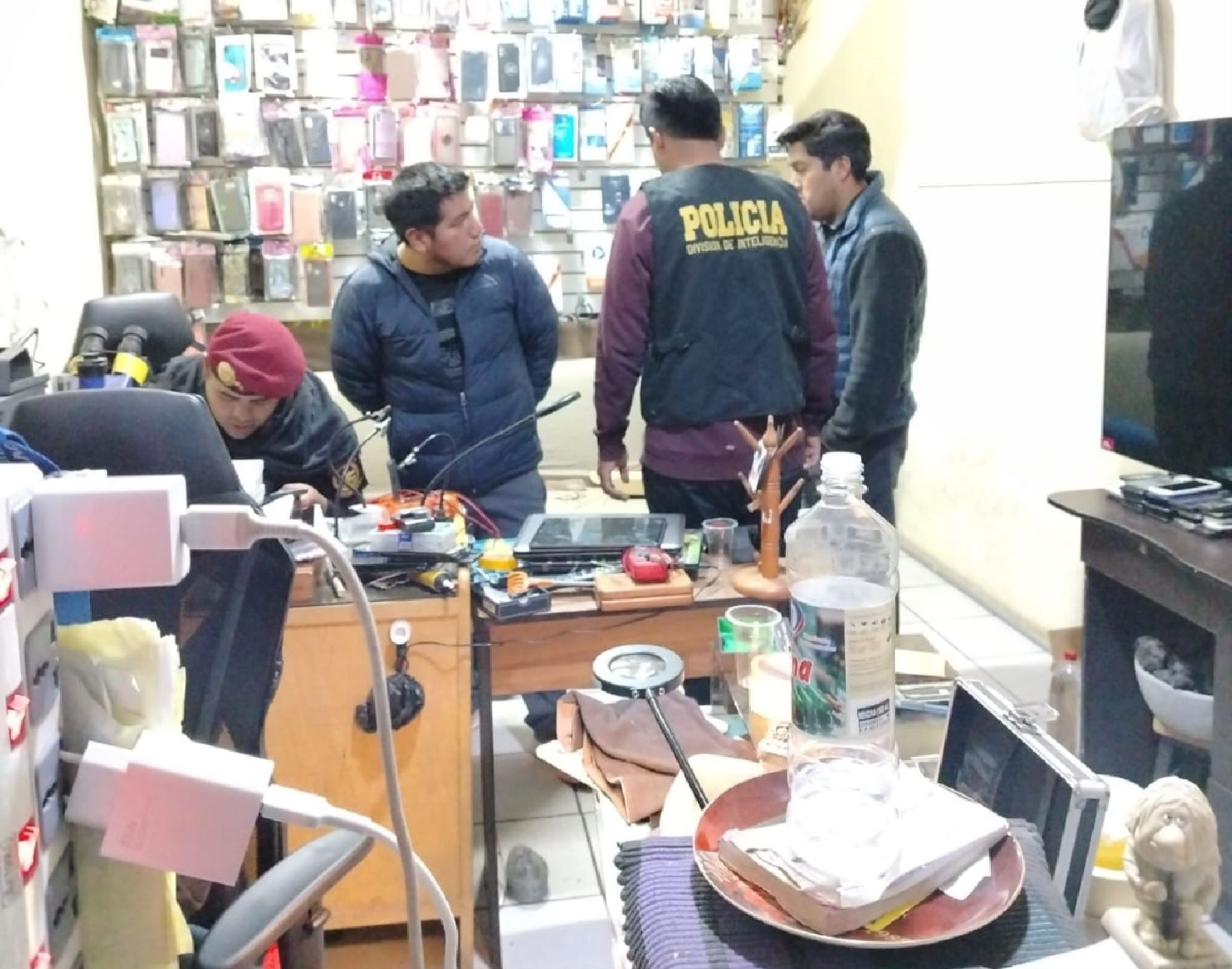 Policía Nacional desmantela en la ciudad de Puno una presunta red de receptación de teléfonos móviles de origen ilegal. ANDINA/Difusión