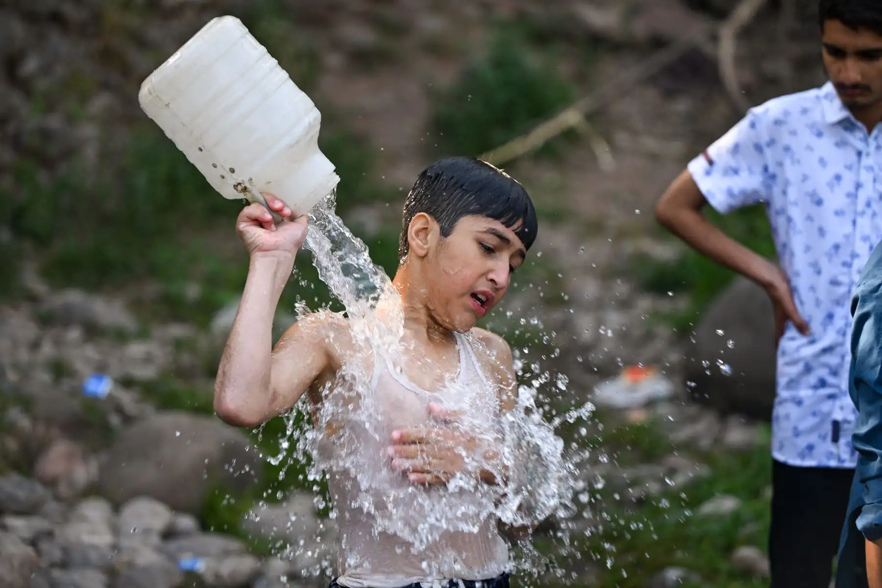 Un niño se baña cerca de la presa de Rawal en un caluroso día de verano en Islamabad. El Departamento Meteorológico de Pakistán dijo que se espera que las temperaturas alcancen los 50 grados Celsius en partes de la zona rural de Sindh. Foto: AFP