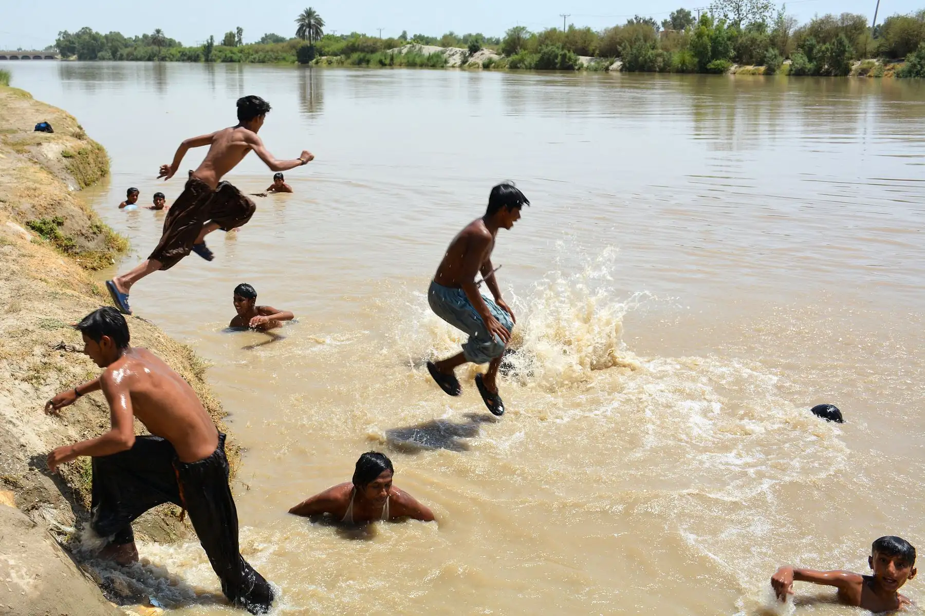 Niños se bañan en un canal ante la ola de calor del verano en Sukkur, provincia de Sindh, Pakistán, en donde se espera llegar a unas temperaturas de 50 grados Celsius. Foto: AFP