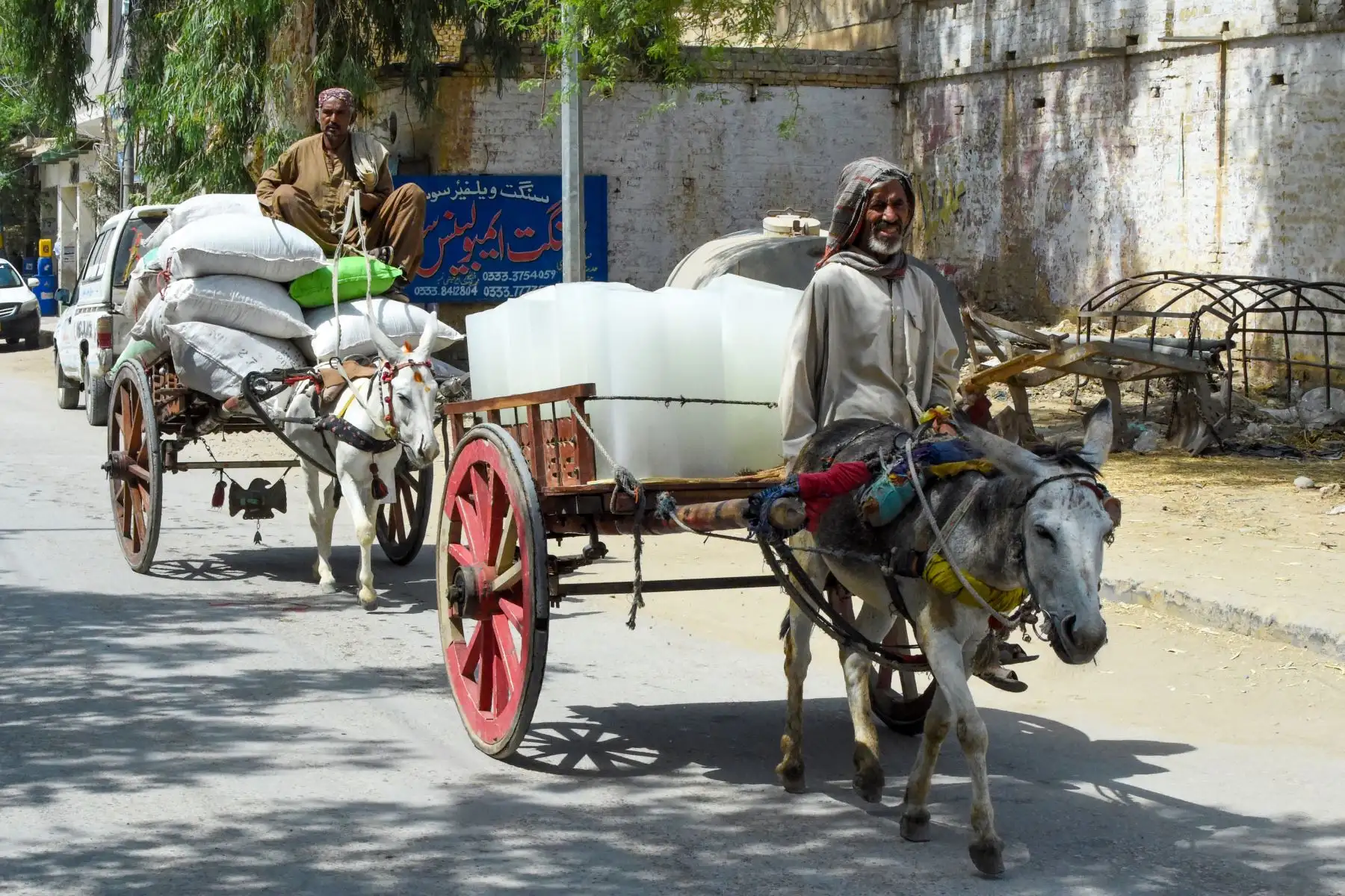 Un hombre monta un carro tirado por burros cargando bloques de hielo en un caluroso día de verano en Sibi, provincia de Baluchistán, Pakistán, el 24 de mayo de 2024. Foto: AFP