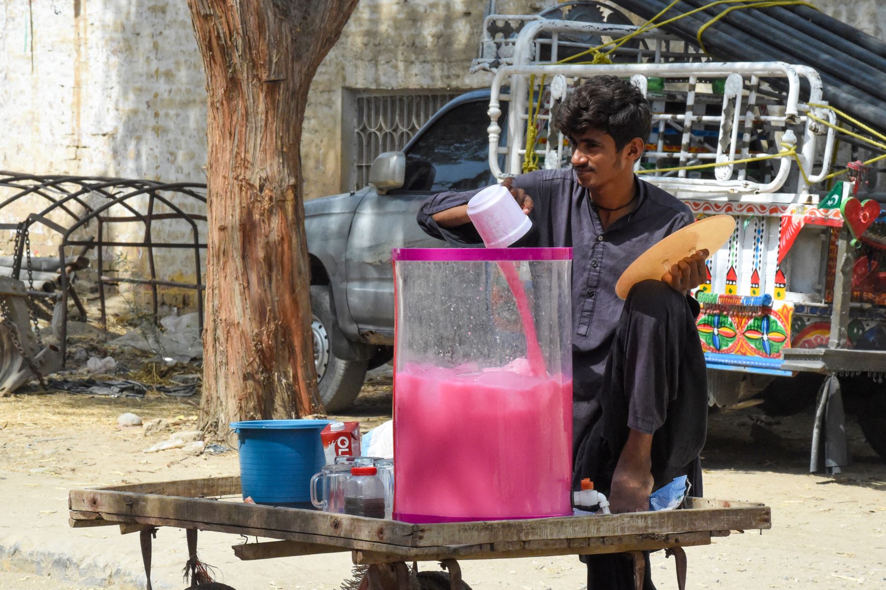 Un vendedor ambulante pakistaní prepara bebidas frías en la calle durante un caluroso día de verano en Sibi, provincia de Baluchistán, Pakistán, el 24 de mayo de 2024. Foto: AFP