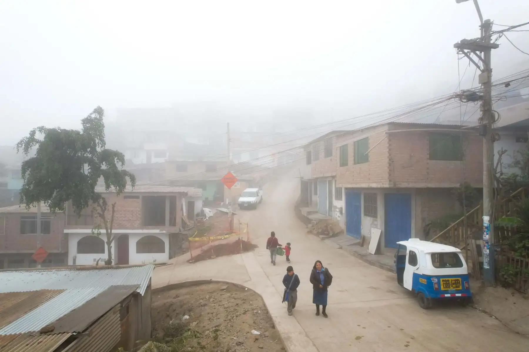 Pobladores de Ciudad de Gosen realizan sus actividades habituales acompañados de una densa neblina. Ciudad de Gosen se encuentra ubicada en el cerro más alto del distrito de Villa María del Triunfo, cuenta con una población de 5,537 y su temperatura es considerada la más fría de Lima.

Foto: ANDINA/Juan Carlos Guzmán Negrini