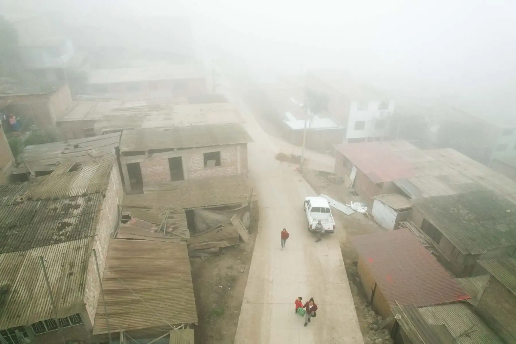 Pobladores de Ciudad de Gosen realizan sus actividades habituales acompañados de una densa neblina. Ciudad de Gosen se encuentra ubicada en el cerro más alto del distrito de Villa María del Triunfo, cuenta con una población de 5,537 y su temperatura es considerada la más fría de Lima.

Foto: ANDINA/Juan Carlos Guzmán Negrini