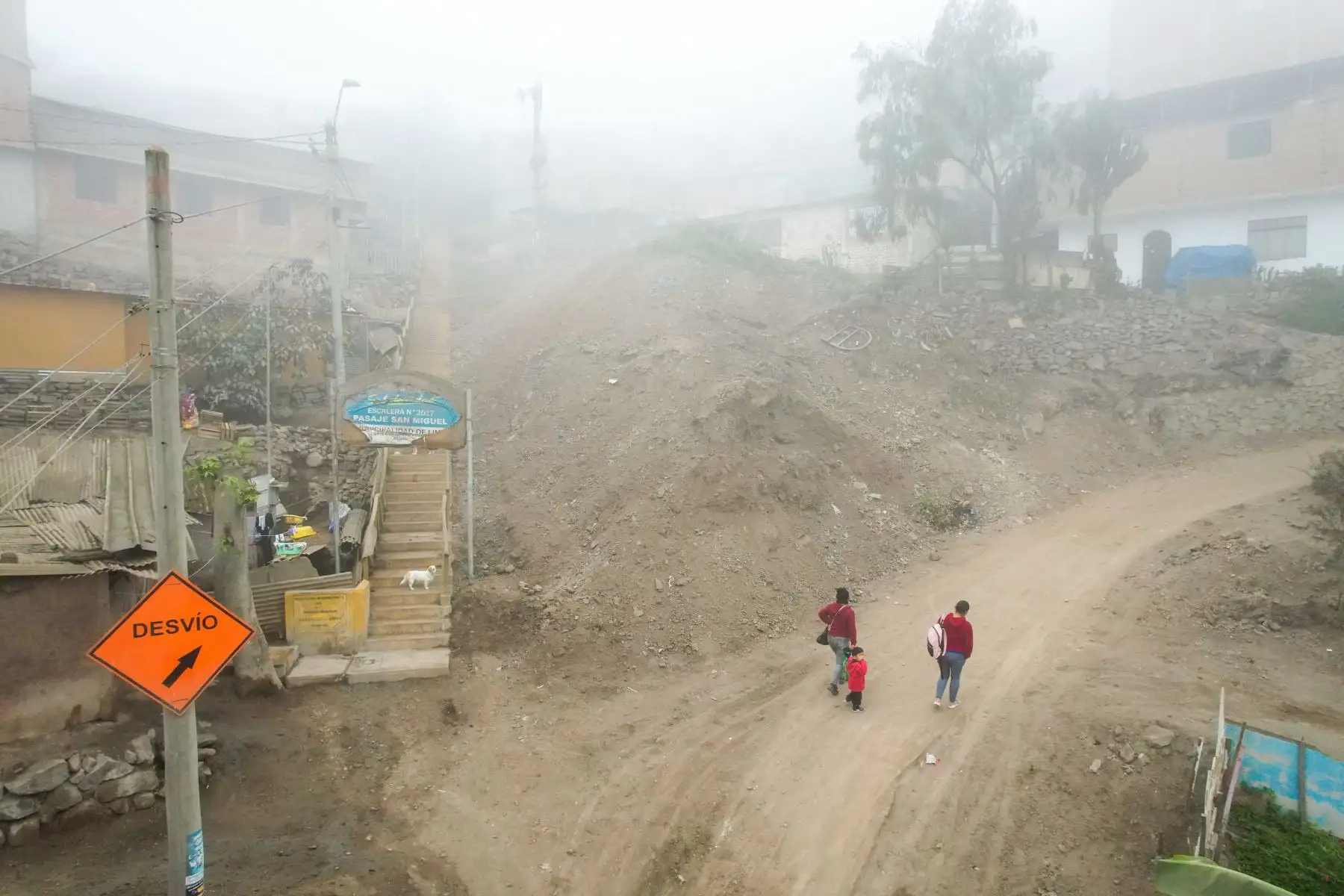 Pobladores de Ciudad de Gosen realizan sus actividades habituales acompañados de una densa neblina. Ciudad de Gosen se encuentra ubicada en el cerro más alto del distrito de Villa María del Triunfo, cuenta con una población de 5,537 y su temperatura es considerada la más fría de Lima.

Foto: ANDINA/Juan Carlos Guzmán Negrini