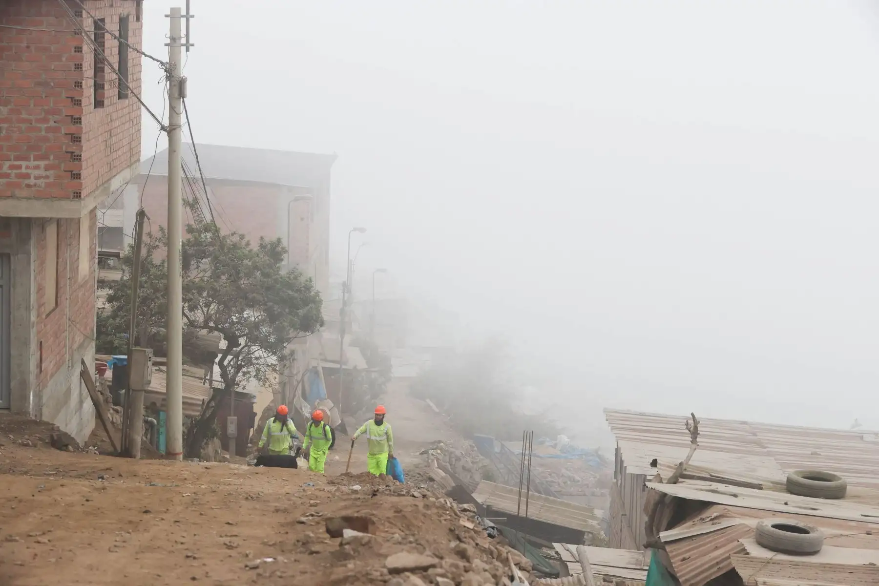 Trabajadores de saneamiento suben una de las empinadas cuestas de Ciudad de Gosen para realizar sus actividades. Ciudad de Gosen se encuentra ubicada en el cerro más alto del distrito de Villa María del Triunfo, cuenta con una población de 5,537 y su temperatura es considerada la más fría de Lima.

Foto: ANDINA/Juan Carlos Guzmán Negrini