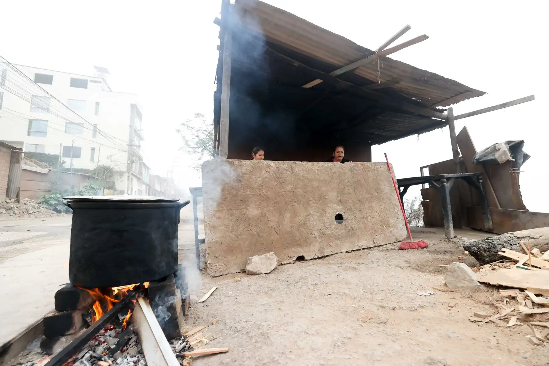 Olla común Carita de Ángel de Ciudad de Gosen de Villa María del Triunfo proporciona menú para aproximadamente 60 familias de bajos recursos. Ciudad de Gosen se encuentra ubicada en el cerro más alto del distrito de Villa María del Triunfo, cuenta con una población de 5,537 y su temperatura es considerada la más fría de Lima.

Foto: ANDINA/Juan Carlos Guzmán Negrini