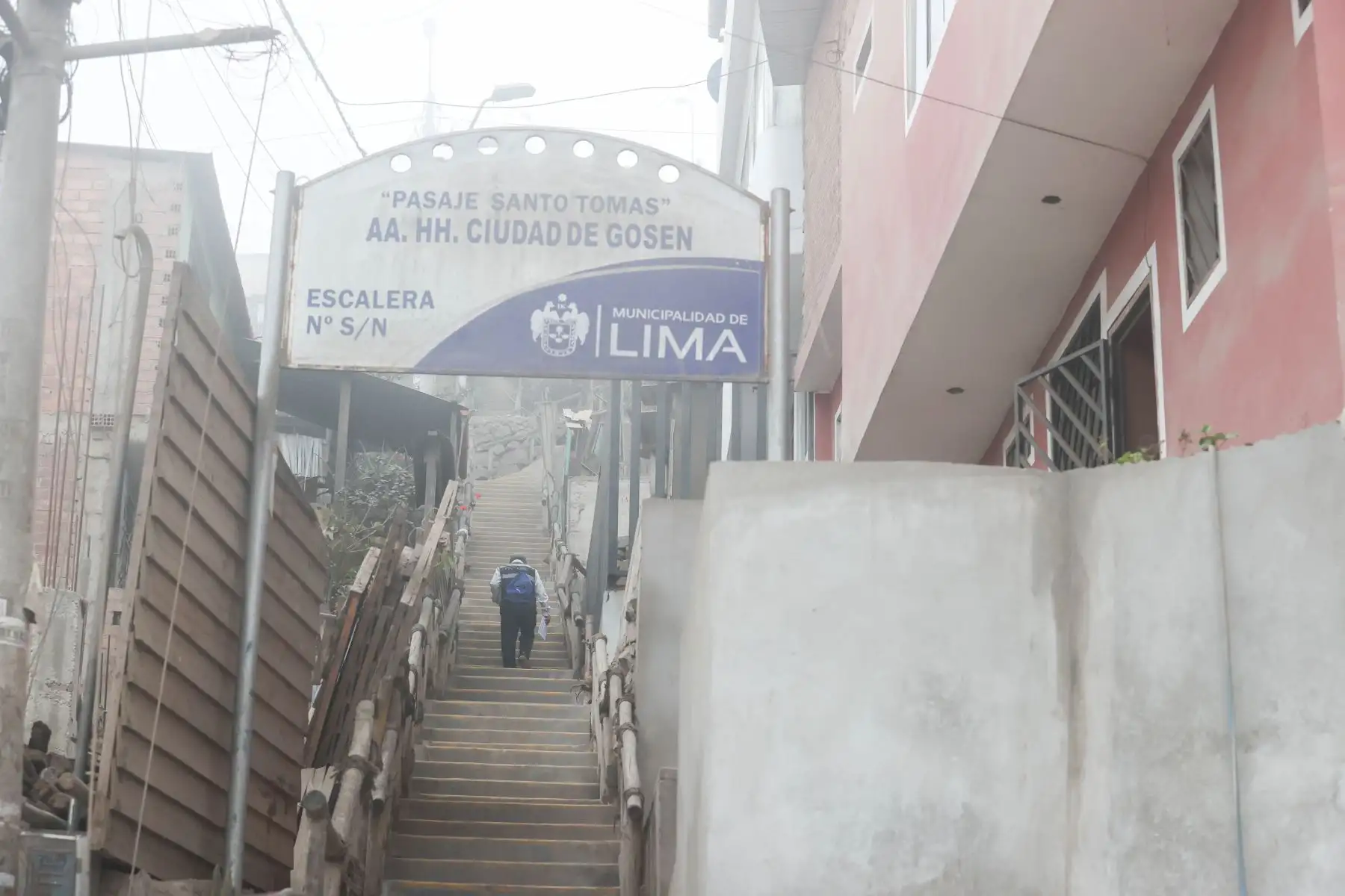 Un poblador de Ciudad de Gosen recorre una de las interminables escaleras del barrio. Ciudad de Gosen se encuentra ubicada en el cerro más alto del distrito de Villa María del Triunfo, cuenta con una población de 5,537 y su temperatura es considerada la más fría de Lima.

Foto: ANDINA/Juan Carlos Guzmán Negrini