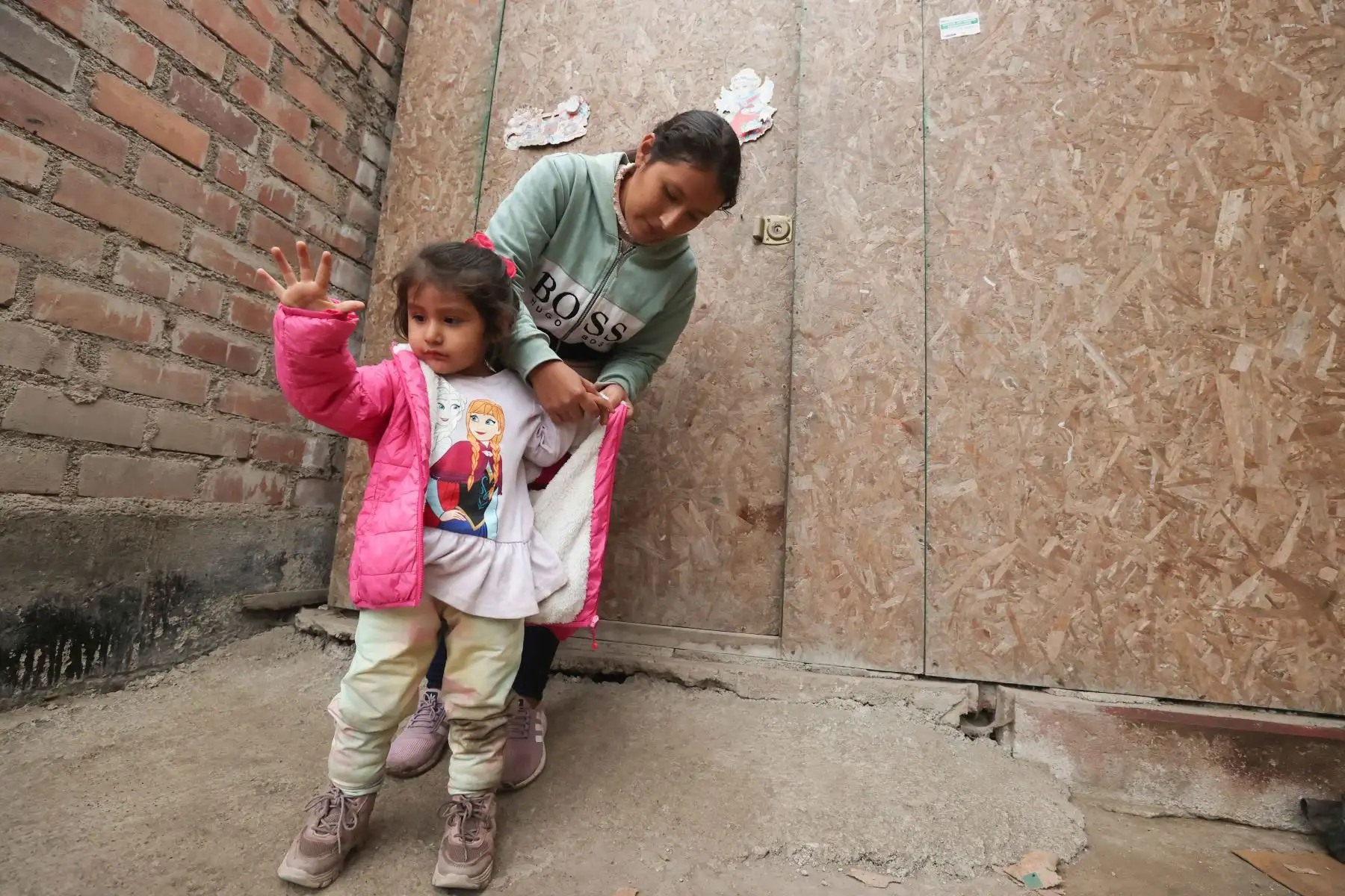 Cendi Santiago, pobladora de Ciudad de Gosen abriga a su menor hija para prevenir complicaciones respiratorias. Ciudad de Gosen se encuentra ubicada en el cerro más alto del distrito de Villa María del Triunfo, cuenta con una población de 5,537 y su temperatura es considerada la más fría de Lima.

Foto: ANDINA/Juan Carlos Guzmán Negrini