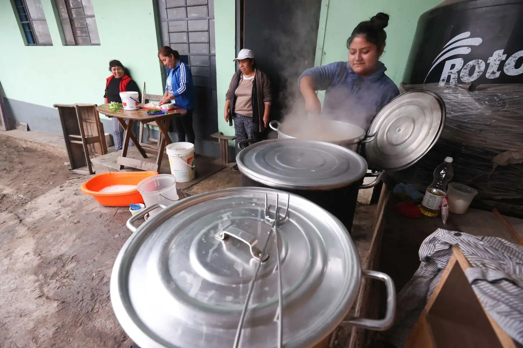 Marjorie Purihuaman, cocinera de la olla común Divino Jesús, prepara un guiso de quínua para cubrir las necesidades de aproximandamente 150 pobladores del barrio. Ciudad de Gosen se encuentra ubicada en el cerro más alto del distrito de Villa María del Triunfo, cuenta con una población de 5,537 y su temperatura es considerada la más fría de Lima.

Foto: ANDINA/Juan Carlos Guzmán Negrini