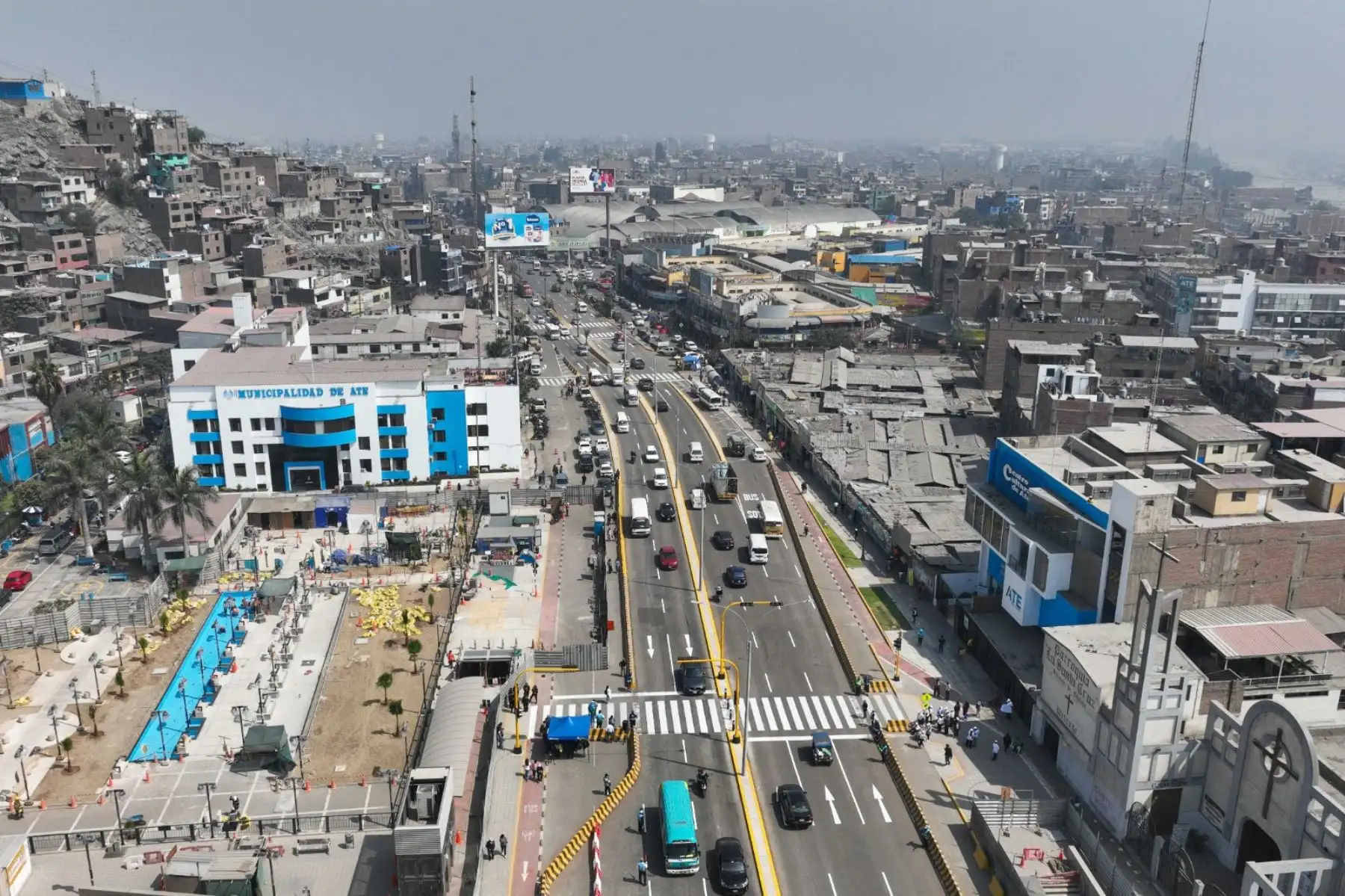 La Autoridad del Transporte para Lima y Callao ATU informó que se liberaron 3 tramos de la vía principal y de los carriles auxiliares de la Carretera Central que estaban cerrados para la construcción de las estaciones Vista Alegre, Prolongación Javier Prado y Municipalidad de Ate de la Línea 2 del Metro de Lima. Foto: ANDINA/Daniel Bracamonte
