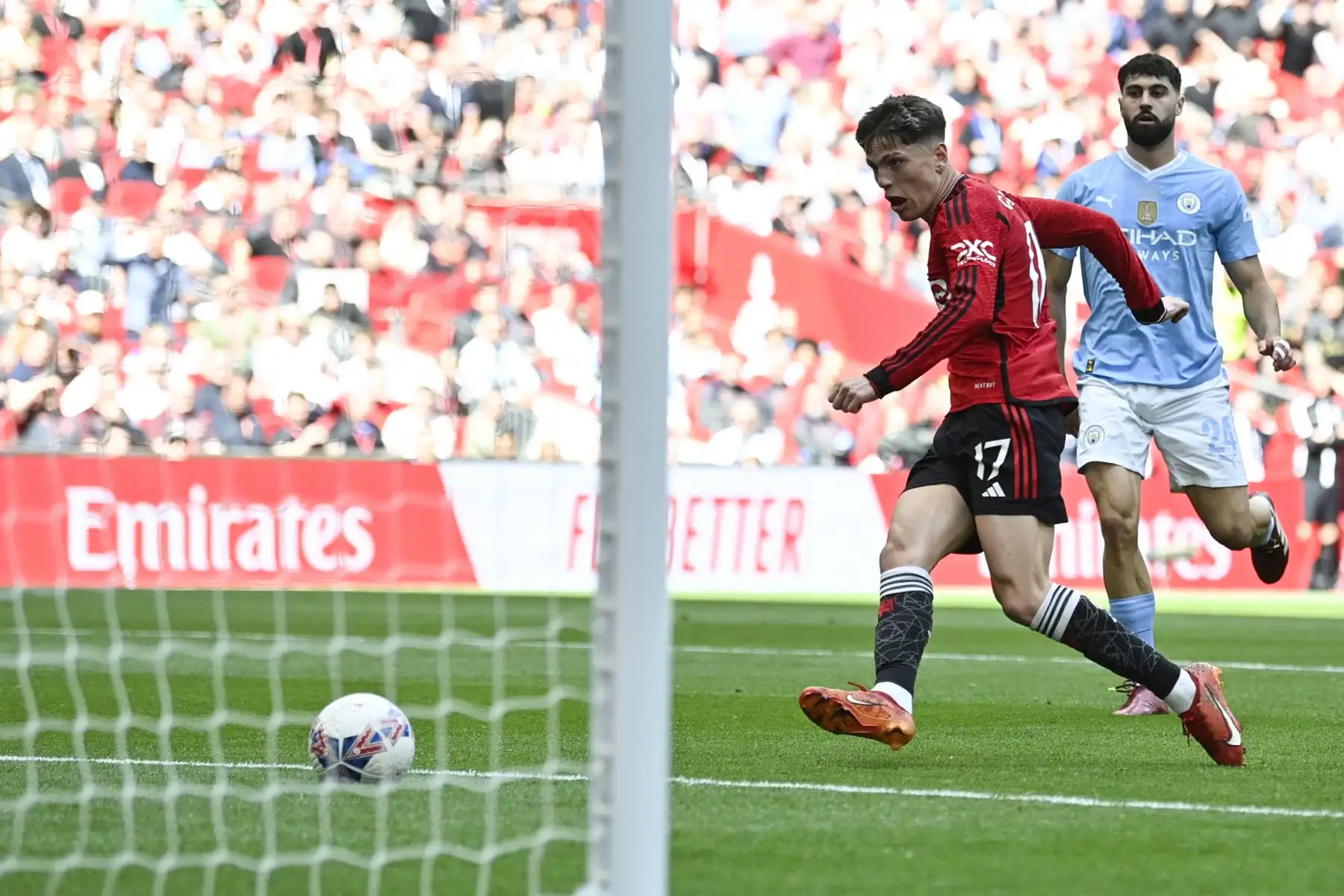El centrocampista argentino del Manchester United Alejandro Garnacho dispara y anota el primer gol de su equipo durante el partido de fútbol final de la Copa FA inglesa entre Manchester City y Manchester United. Foto: ANDINA/AFP
