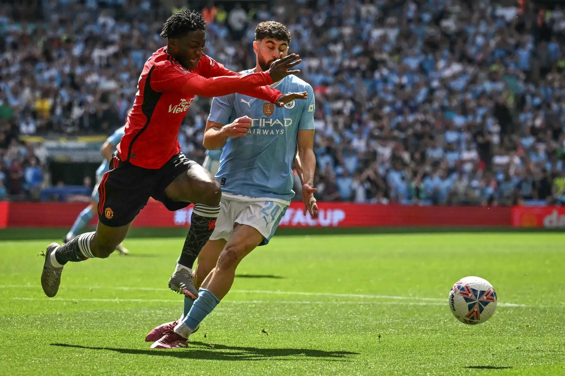 El centrocampista inglés del Manchester United Kobbie Mainoo lucha por el balón con el defensor croata del Manchester City Josko Gvardiol durante el partido de fútbol final de la Copa FA inglesa entre Manchester City y Manchester United: Foto: ANDINA/AFP