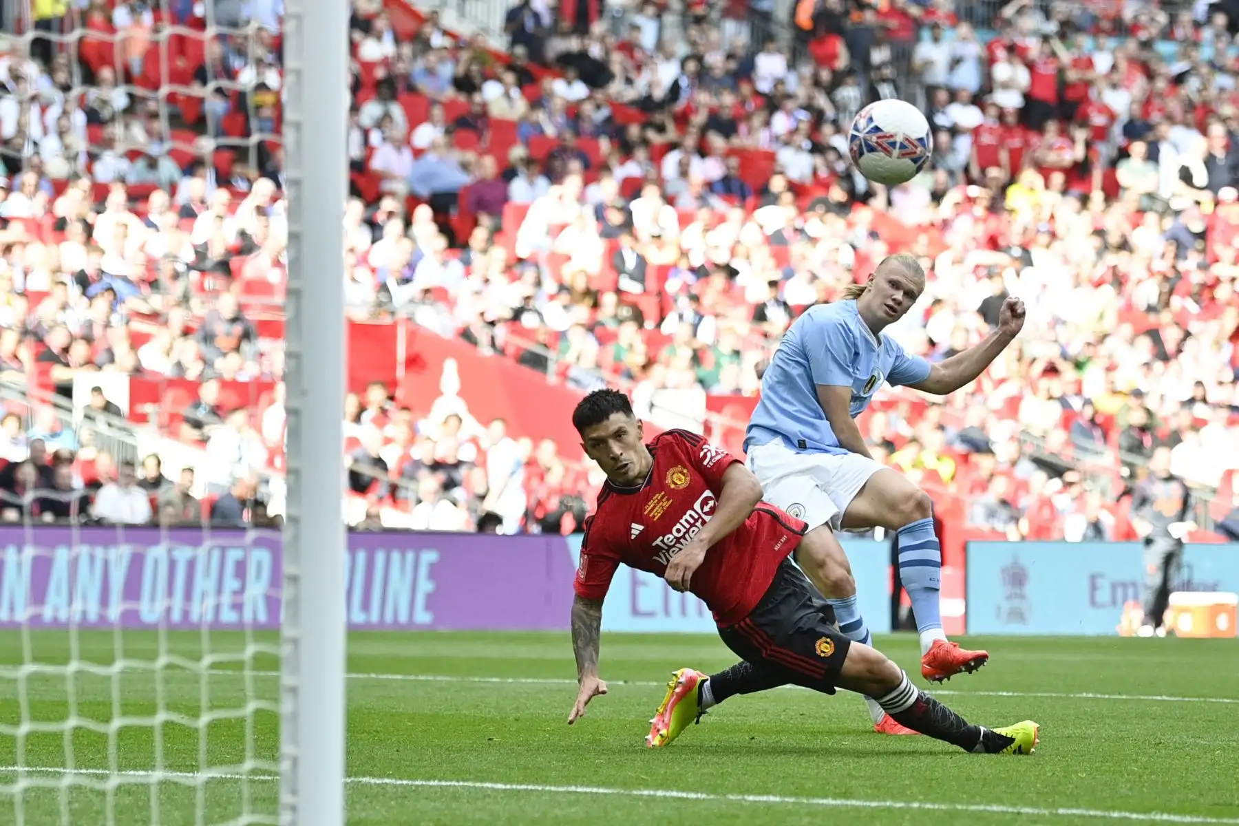 El delantero noruego del Manchester City Erling Haaland dispara el balón pero no logra anotar durante el partido de fútbol final de la Copa FA inglesa entre Manchester City y Manchester United. 
Foto: Andina/AFP