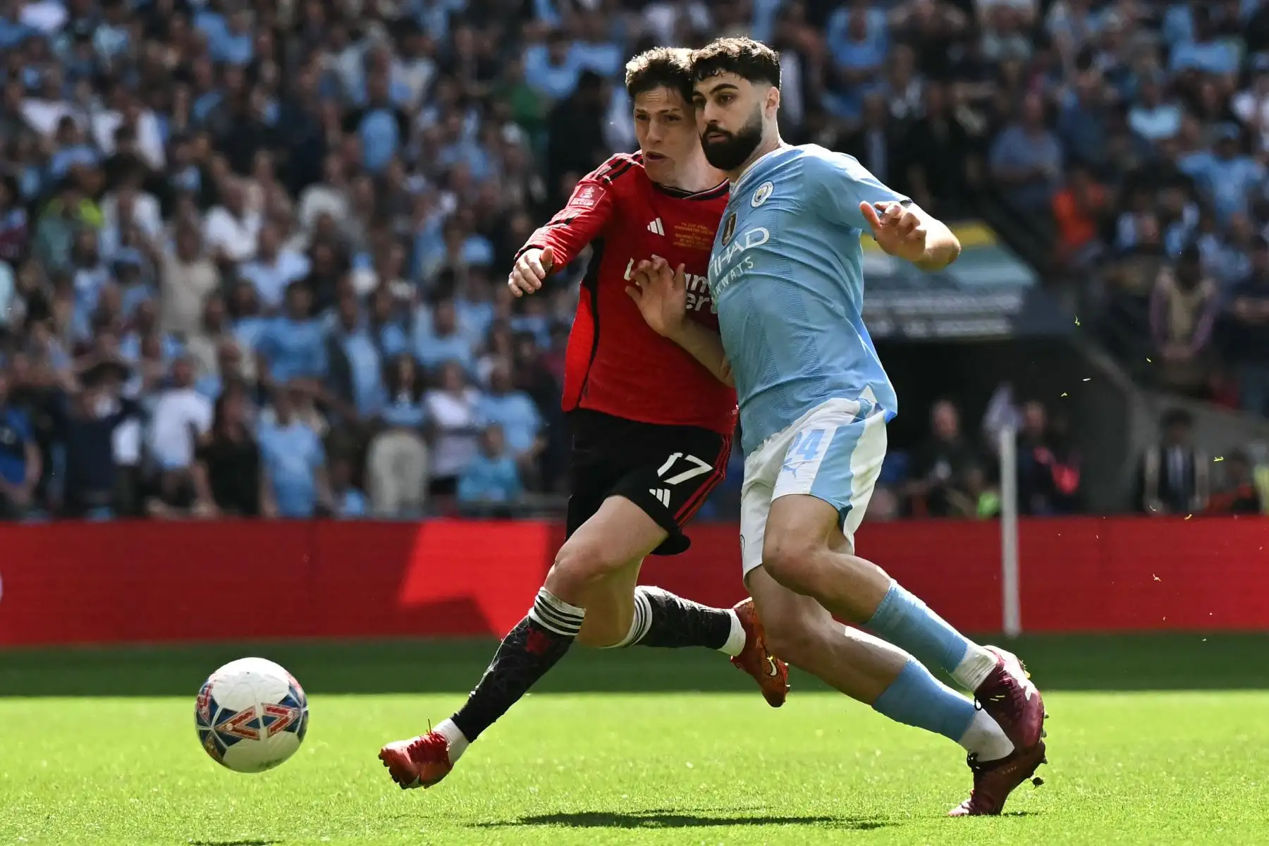El mediocampista argentino del Manchester United  Alejandro Garnacho lucha por el balón con el defensor croata del Manchester City Josko Gvardiol durante el partido de fútbol final de la Copa FA inglesa entre Manchester City y Manchester United. 
Foto: ANDINA/AFP