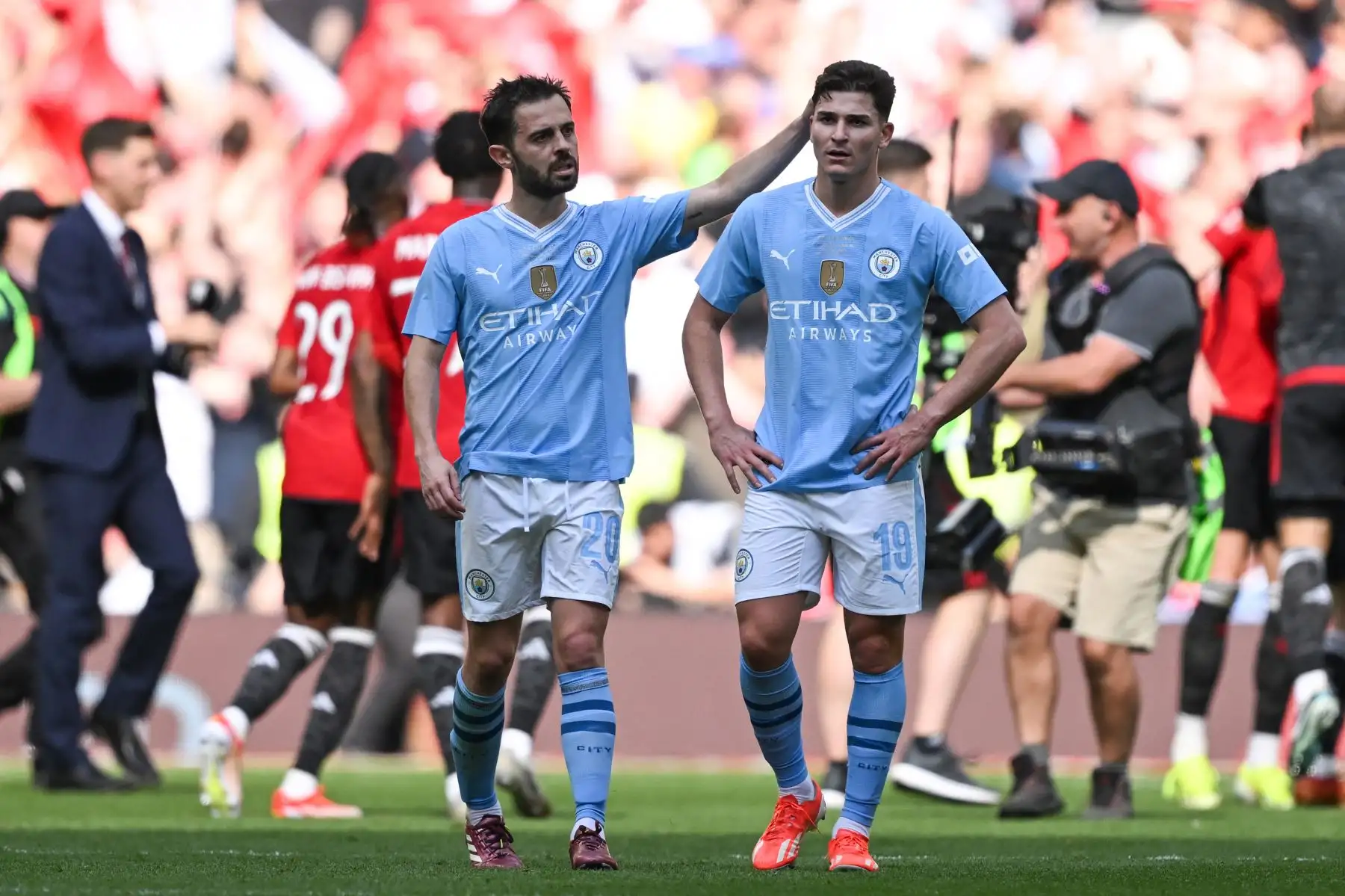 El centrocampista portugués del Manchester City Bernardo Silva consuela al delantero argentino del Manchester City Julian Alvarez después de perder el partido de fútbol final de la Copa FA inglesa entre Manchester City y Manchester United. Foto: ANDINA/AFP