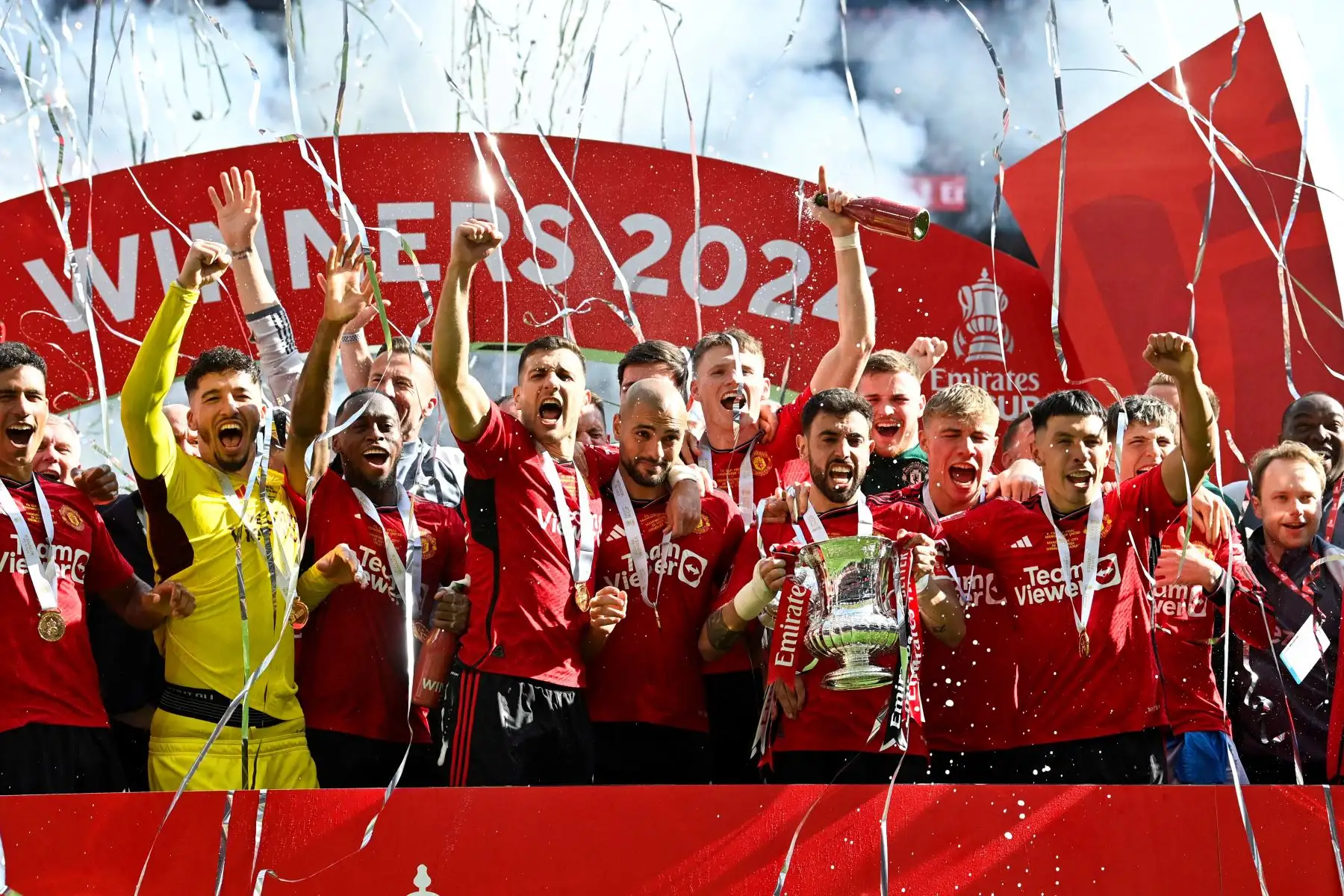 El centrocampista portugués del Manchester United Bruno Fernandes levanta el trofeo para celebrar su victoria al final del partido de fútbol final de la Copa FA inglesa entre Manchester City y Manchester United. 
Foto: ANDINA/AFP