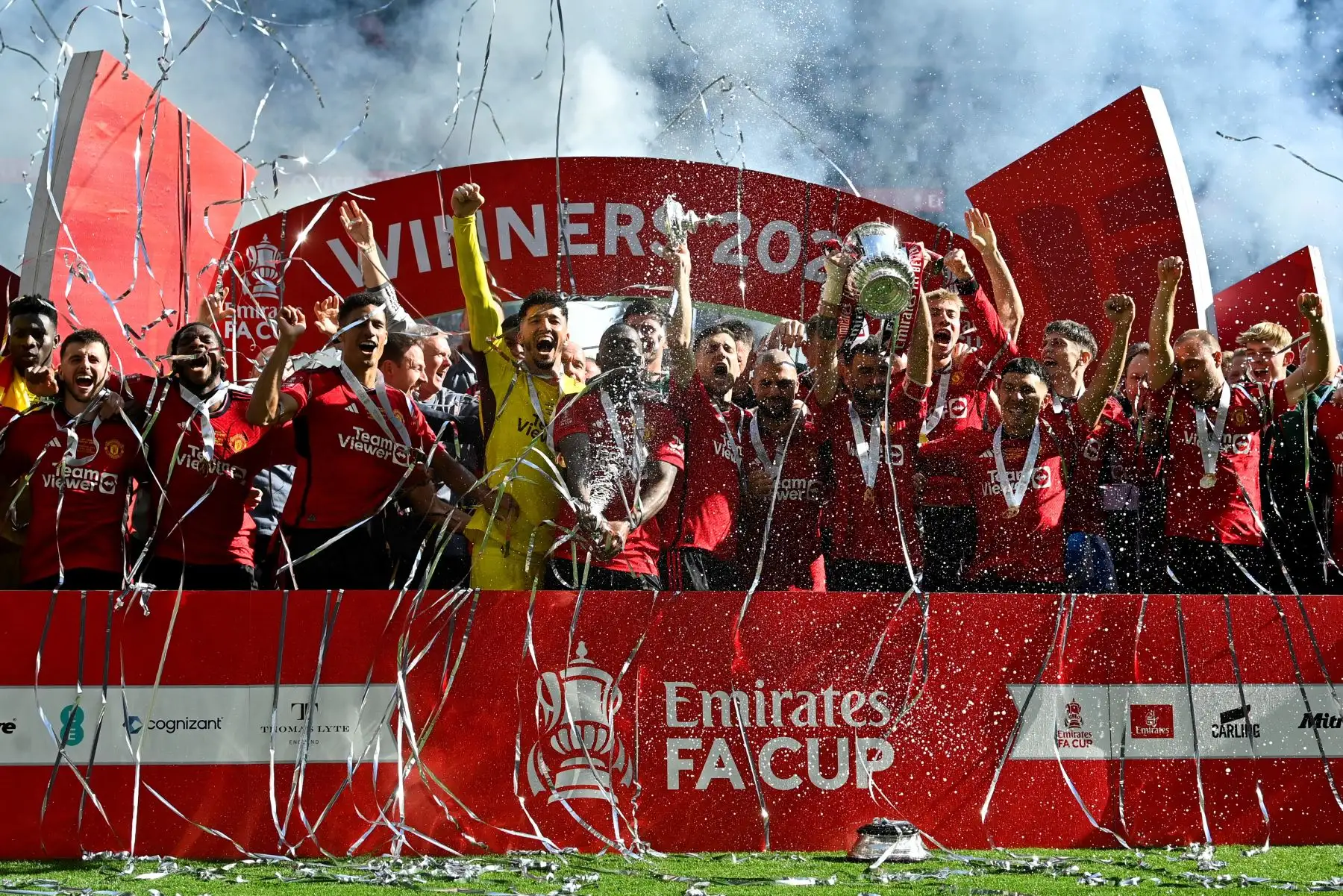 El centrocampista portugués del Manchester United Bruno Fernandes levanta el trofeo para celebrar su victoria al final del partido de fútbol final de la Copa FA inglesa entre Manchester City y Manchester United. Foto: ANDINA/AFP