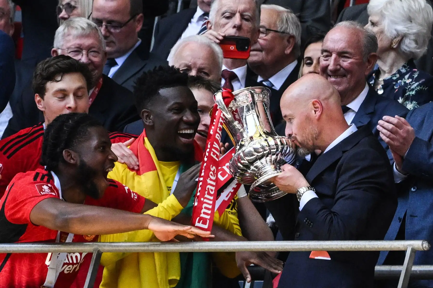 El director holandés del Manchester United, Erik ten Hag, besa el trofeo para celebrar su victoria al final del partido de fútbol final de la Copa FA inglesa entre Manchester City y Manchester United. Foto: ANDINA/AFP