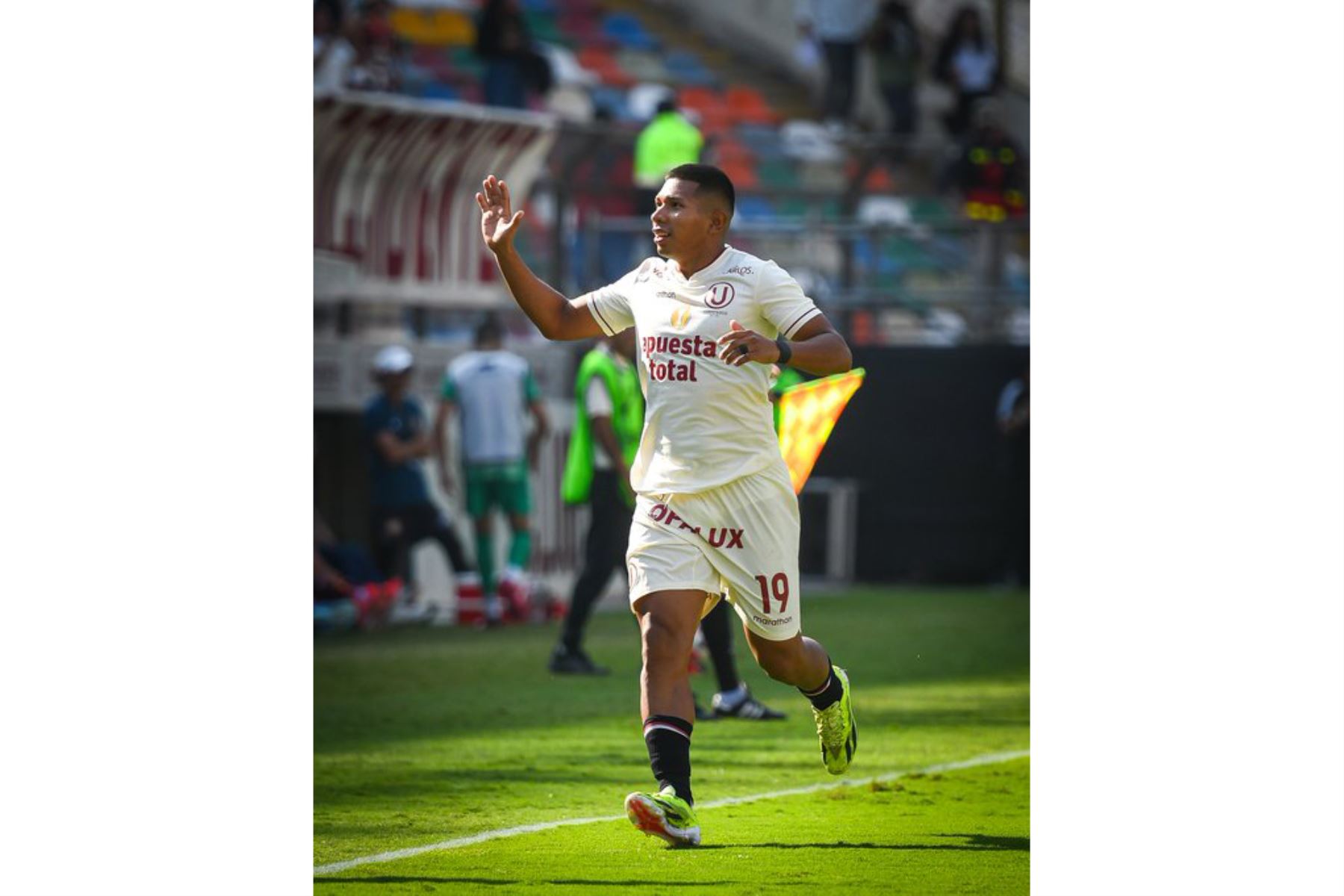 Edison Flores anota el primer gol del partido entre Universitario y Chankas por la copa del torneo Apertura de la Liga 1. Foto: ANDINA/Difusión