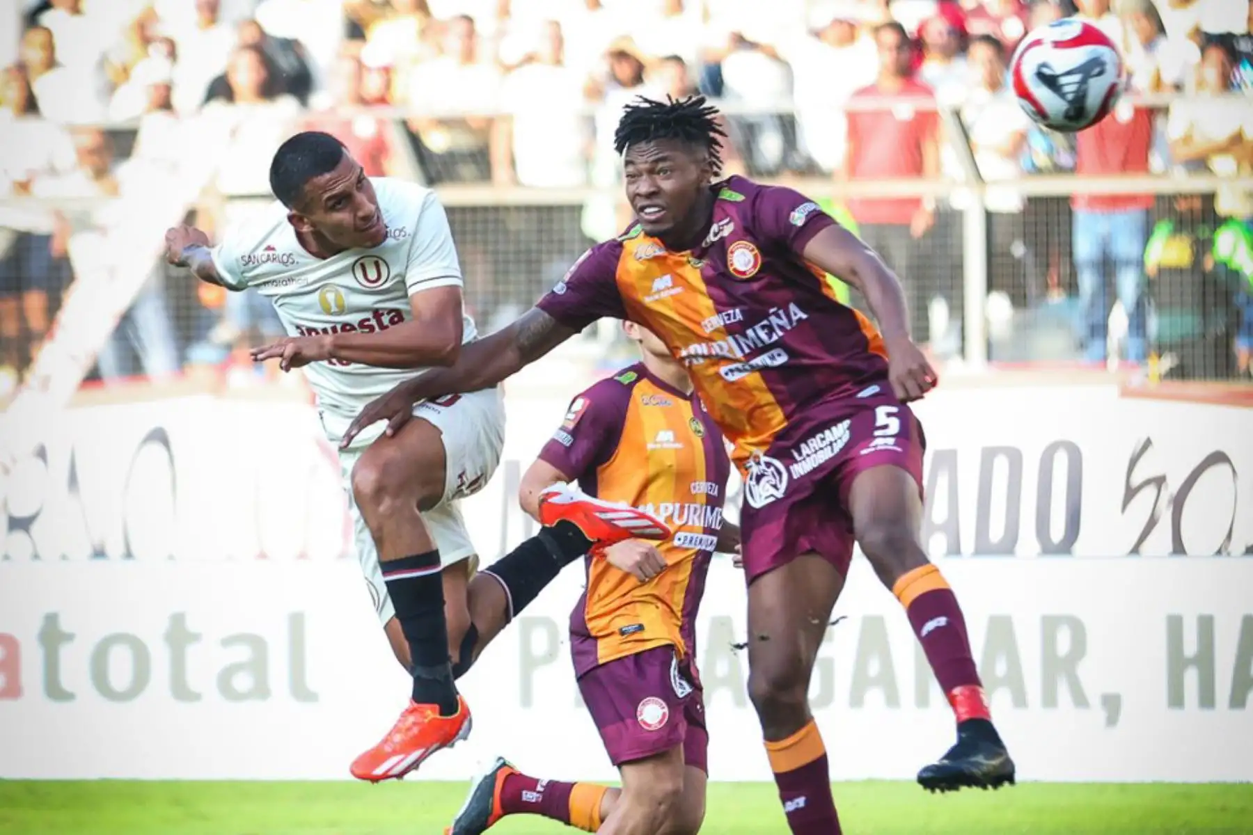Alex Valera y Kevin Becerra disputan el balón en el partido entre Universitario y Chankas por la copa del torneo Apertura de la Liga 1. Foto: ANDINA/Difusión