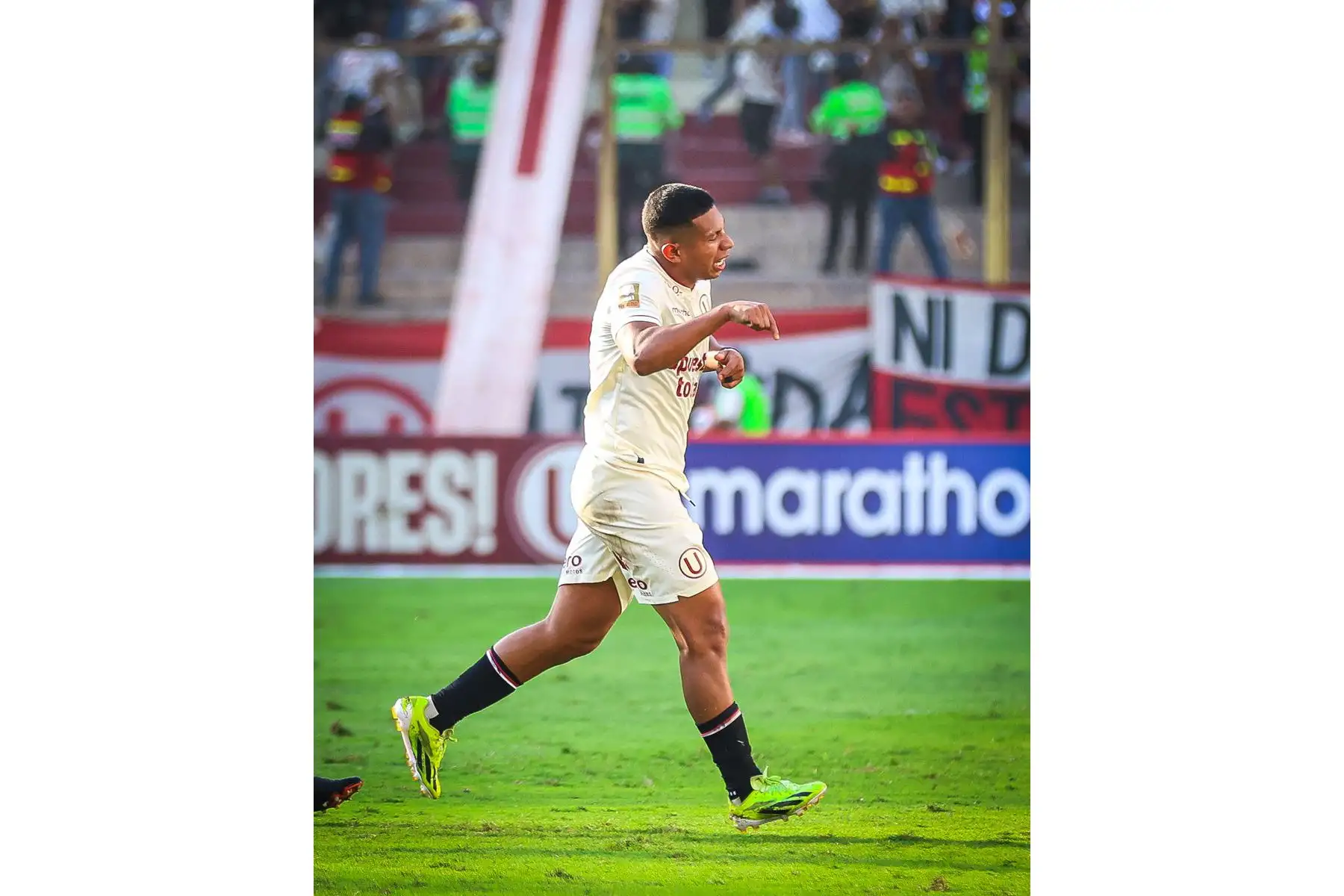 Edinson Flores celebra su segundo gol del partido entre Universitario y Chankas por la copa del torneo Apertura de la Liga 1. Foto: ANDINA/Difusión