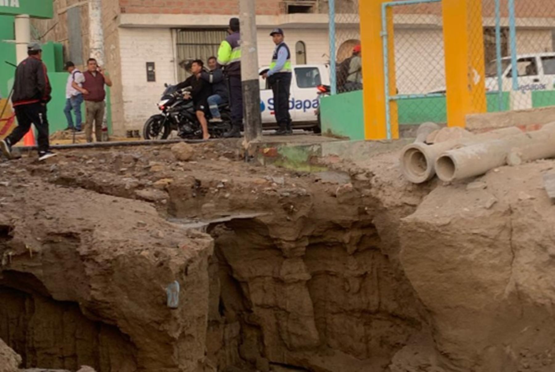 Unas 20 viviendas del distrito de Nicolás de Piérola, en la provincia de Camaná, en Arequipa se inundaron tras la rotura de una tubería de agua potable del Plan Maestro.