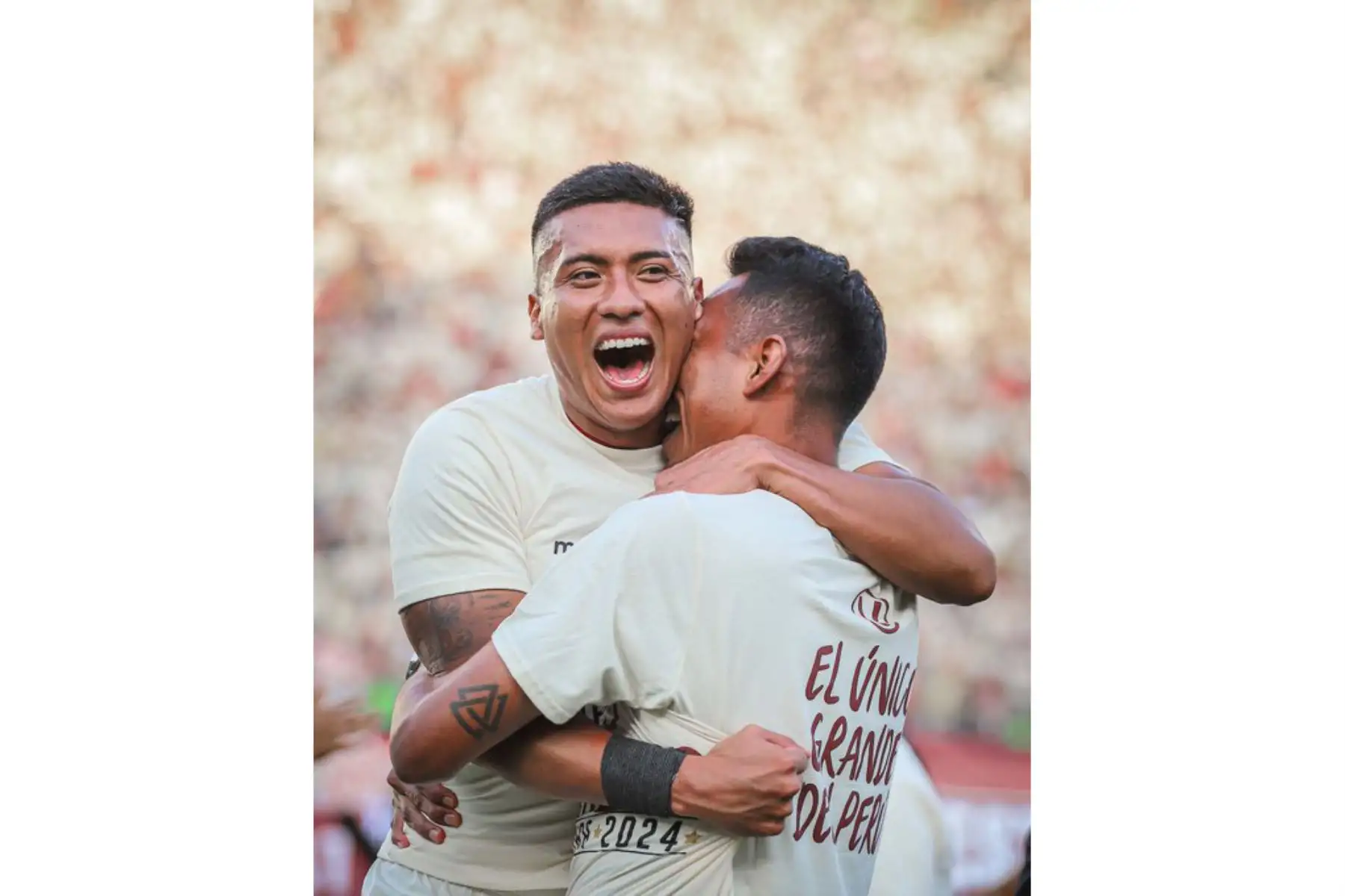 Hugo Ancajima celebra tras ganar la copa  del torneo Apertura de la Liga 1. Foto: ANDINA/Difusión