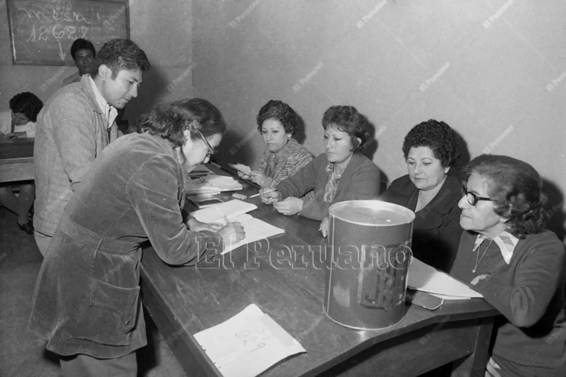 Lima - 18 junio 1978 / Una mesa de sufragio integrada por mujeres en la elección de representantes para la Asamblea Constituyente que tendrá la misión de elaborar la nueva Constitución del Estado. Foto: Archivo Histórico de El Peruano / Bernardo Torres