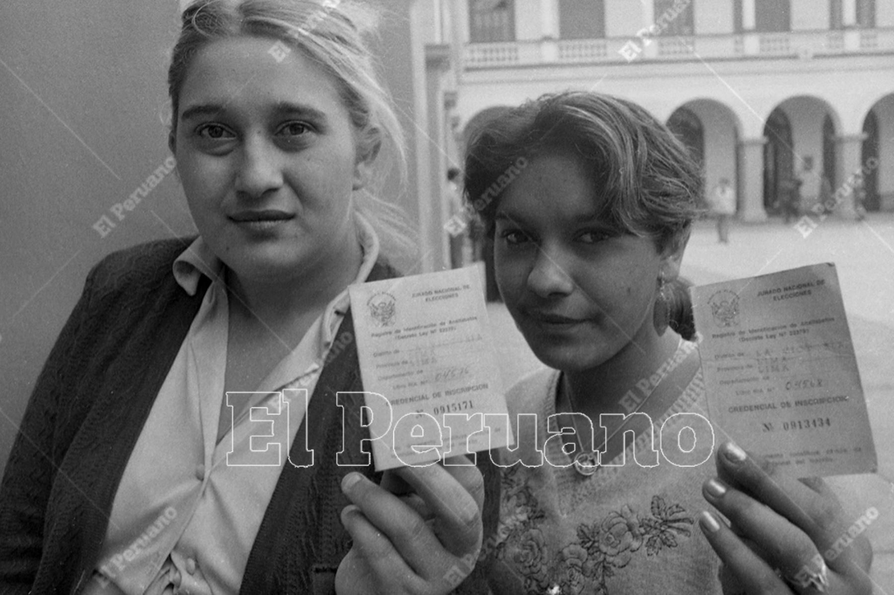 Lima - 18 mayo de 1980  / Dos jóvenes muestran su Libreta Electoral en las elecciones generales de 1980.  Foto: Archivo Histórico de El Peruano