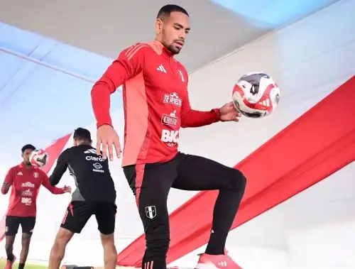 Alexander Callens ya entrena con la selección peruana
