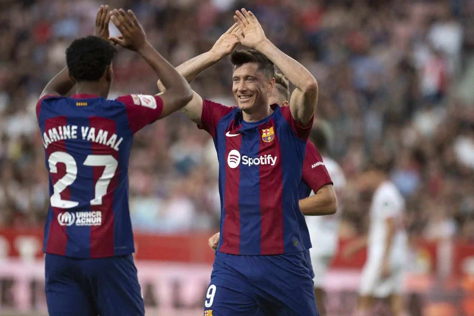 El delantero polaco del Barcelona, Robert Lewandowski , celebra marcar el gol inicial durante el partido de fútbol de la liga española entre el Sevilla FC y el FC Barcelona. Foto: ANDINA/AFP
