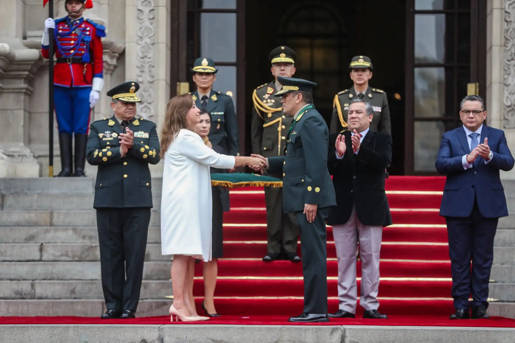 Reconocimiento al personal policial que participó en el rescate de empresaria peruana. Foto: ANDINA/Prensa Presidencia