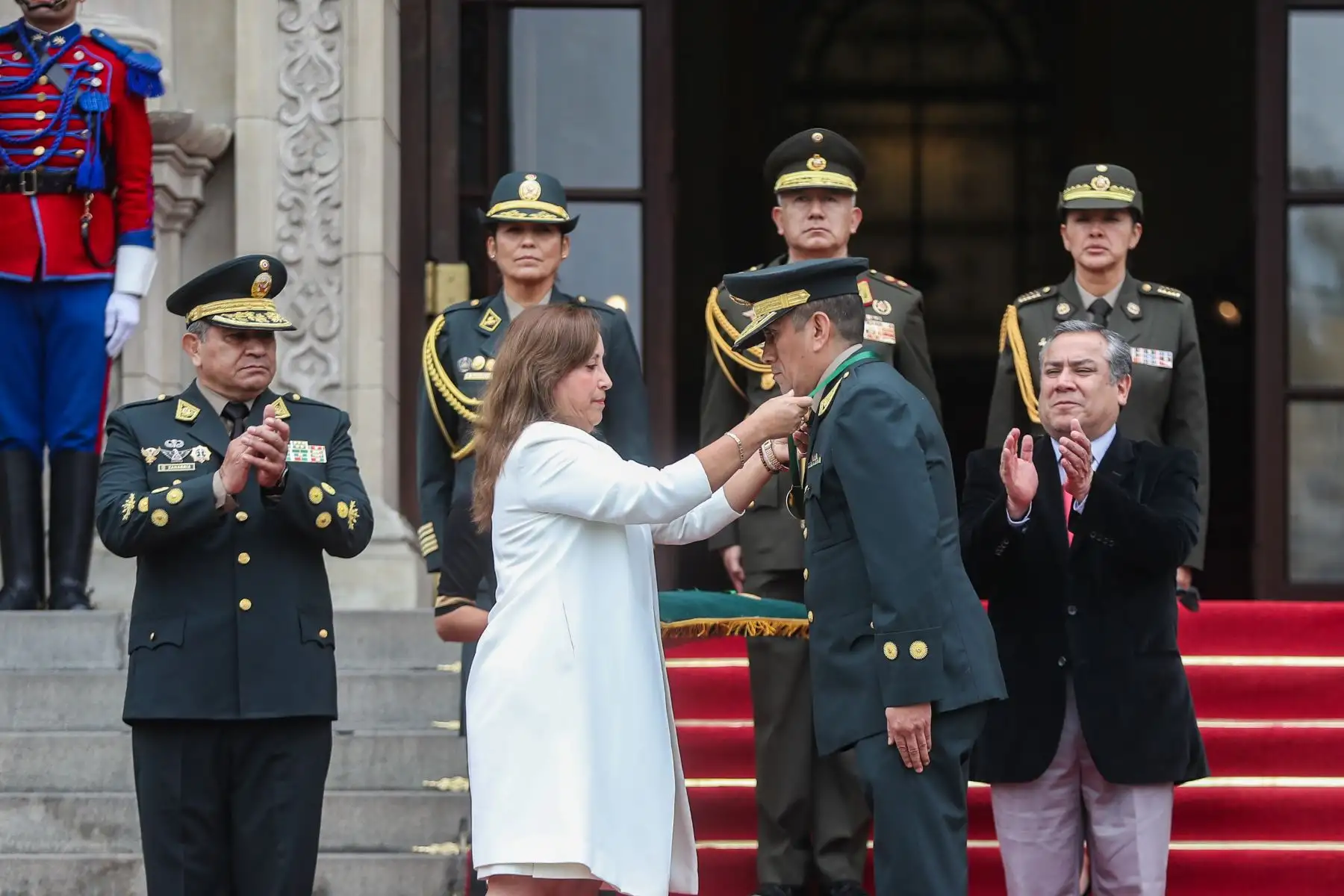 Reconocimiento al personal policial que participó en el rescate de empresaria peruana. Foto: ANDINA/Prensa Presidencia