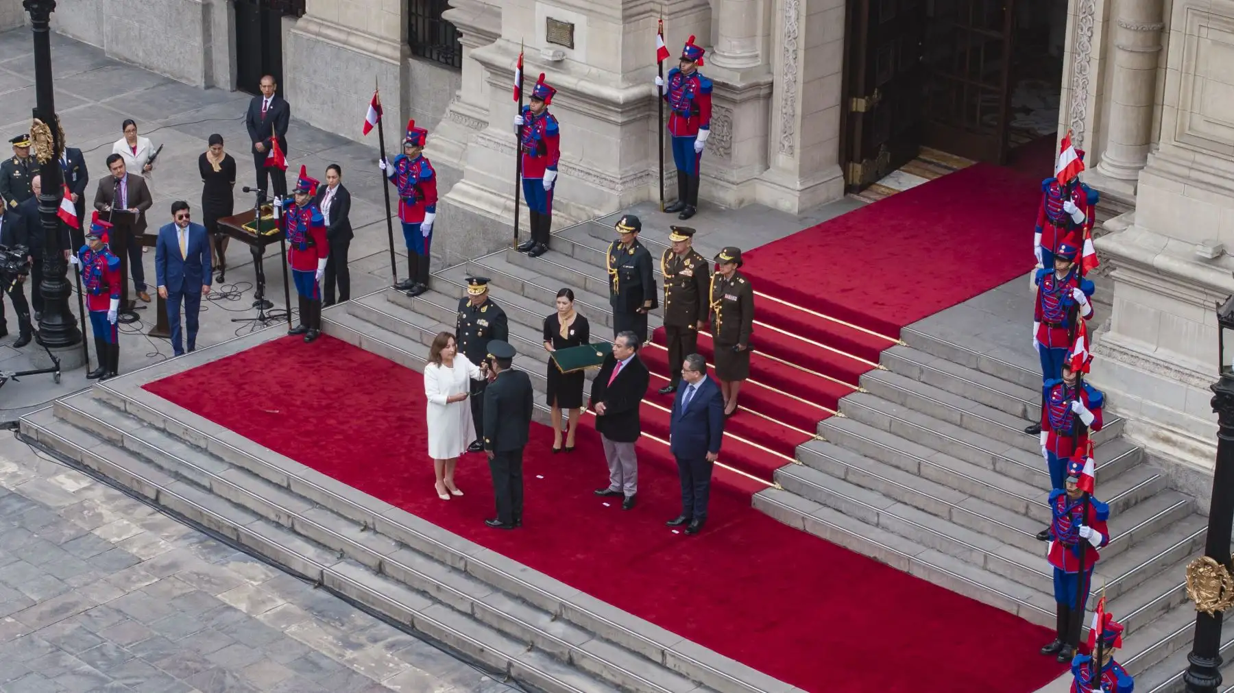 Reconocimiento al personal policial que participó en el rescate de empresaria peruana. Foto: ANDINA/Prensa Presidencia