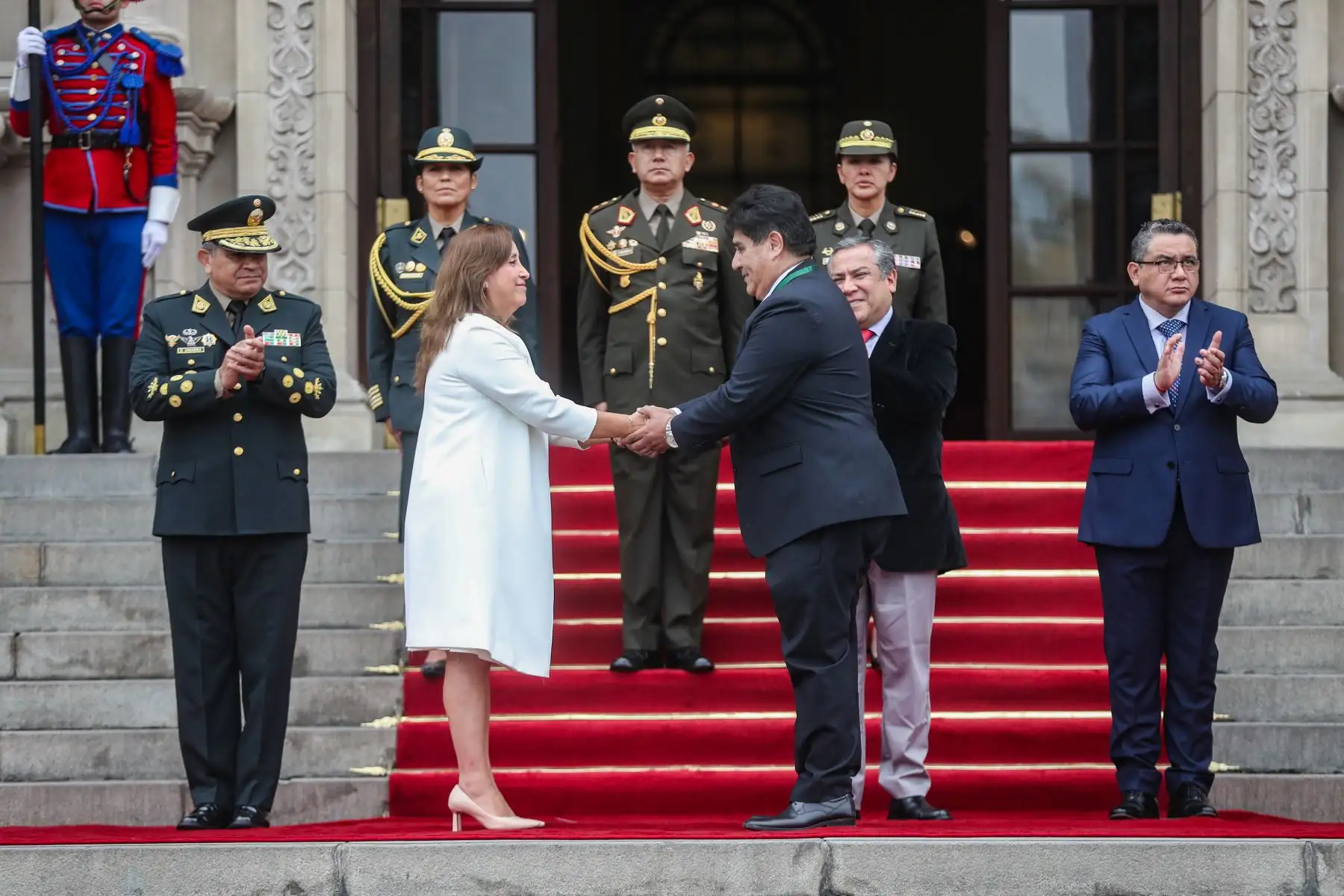 Reconocimiento al personal policial que participó en el rescate de empresaria peruana. Foto: ANDINA/Prensa Presidencia