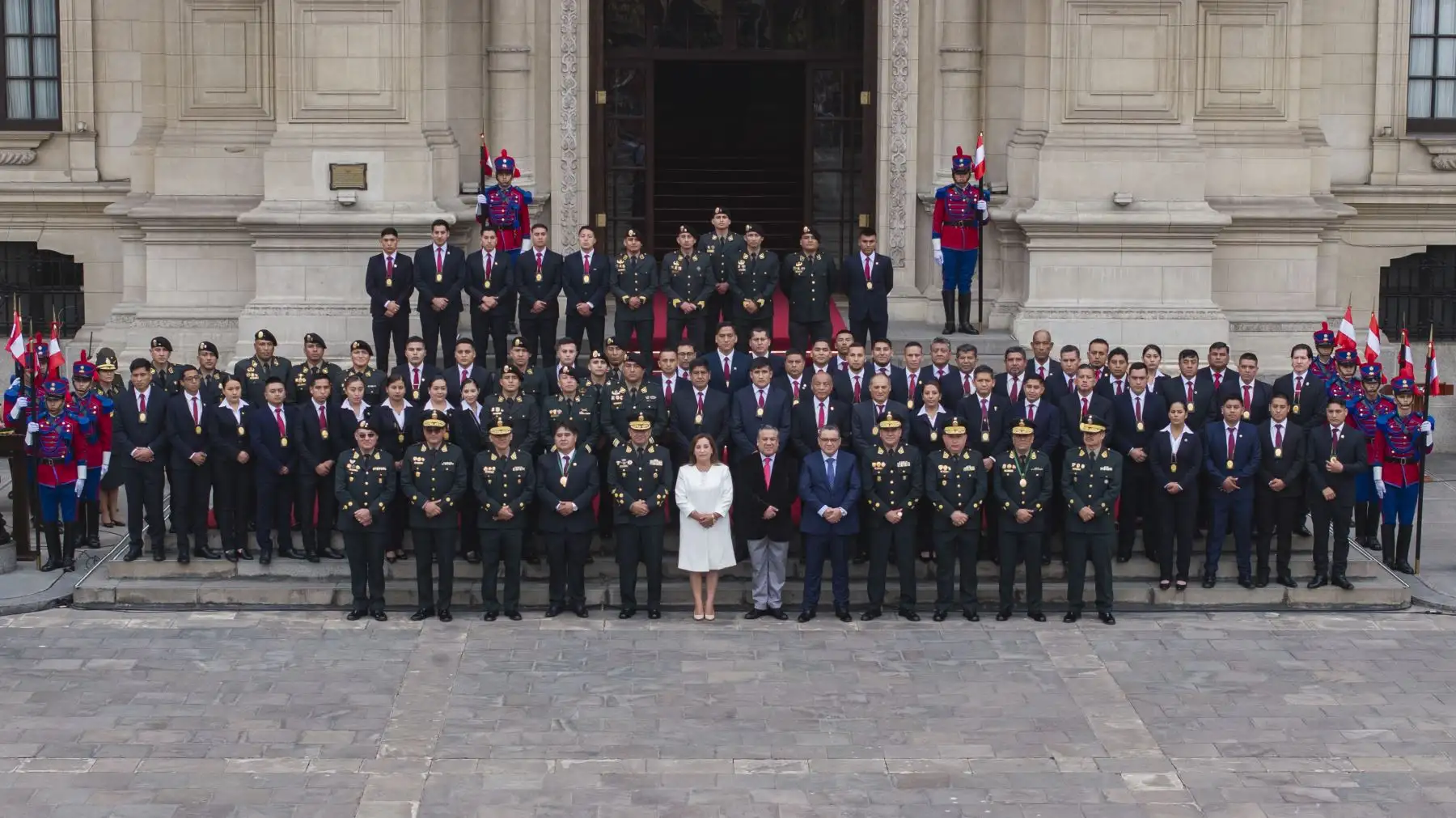 Reconocimiento al personal policial que participó en el rescate de empresaria peruana. Foto: ANDINA/Prensa Presidencia