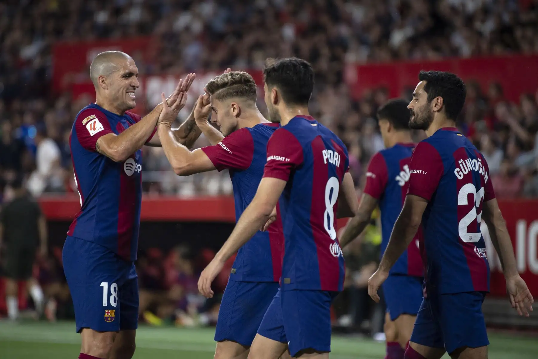 El centrocampista español del Barcelona #16 Fermín López (2L) celebra marcar un gol durante el partido de fútbol de la liga española entre el Sevilla FC y el FC Barcelona en el estadio Ramón Sánchez Pizjuán de Sevilla. Foto: AFP