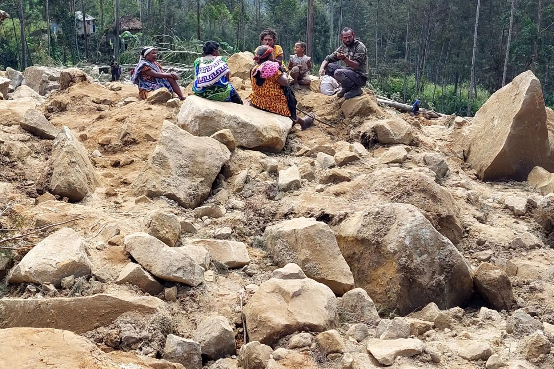 Familiares de aldeanos desaparecidos son vistos en el lugar de un deslizamiento de tierra en la aldea de Mulitaka en la región de Maip Mulitaka, en la provincia de Enga de Papúa Nueva Guinea. Foto: AFP