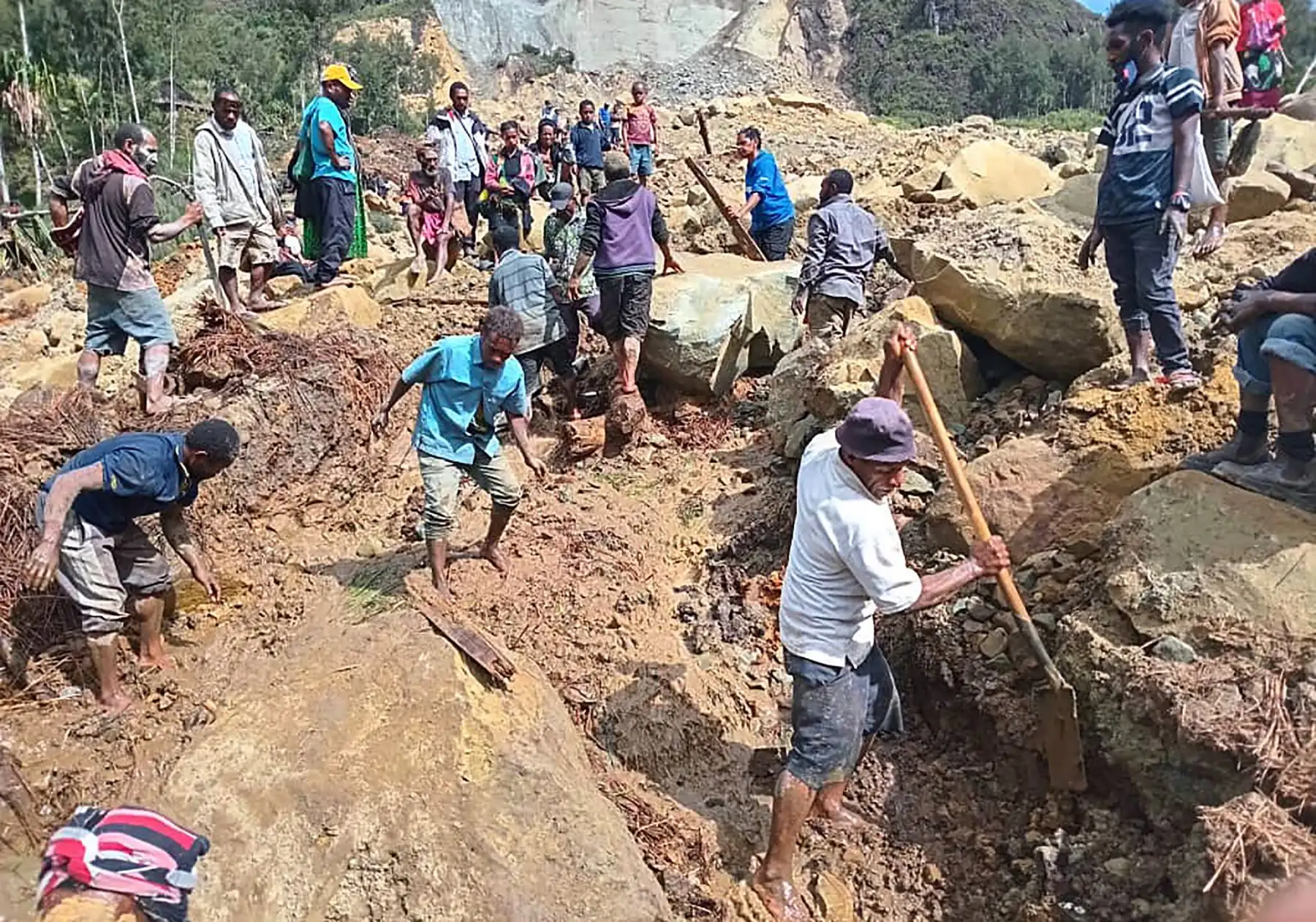 Personas cavando en el lugar de un deslizamiento de tierra en la aldea de Yambali en la región de Maip Mulitaka, en la provincia de Enga en Papúa Nueva Guinea. AFP