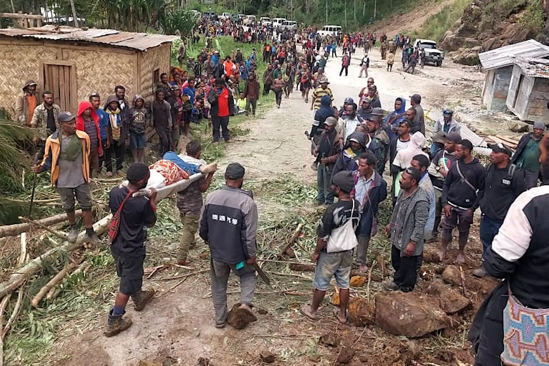 Los equipos de rescate comenzaron a llegar al lugar de un enorme deslizamiento de tierra en las remotas tierras altas de Papúa Nueva Guinea , ayudando a los aldeanos a buscar a decenas de personas que se temía muertas bajo los imponentes montículos de escombros y barro. AFP