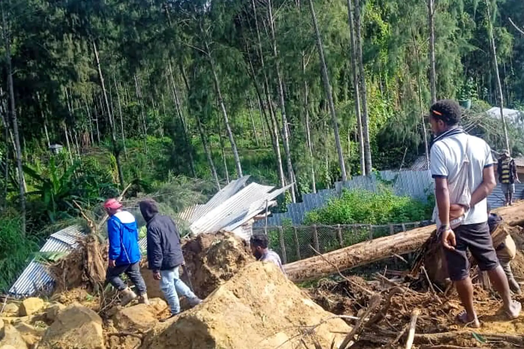 La gente se reúne en el lugar de un deslizamiento de tierra en Maip Mulitaka, en la provincia de Enga, Papúa Nueva Guinea. Funcionarios locales y grupos de ayuda dijeron que un deslizamiento de tierra masivo azotó una aldea en las tierras altas de Papúa Nueva Guinea. AFP