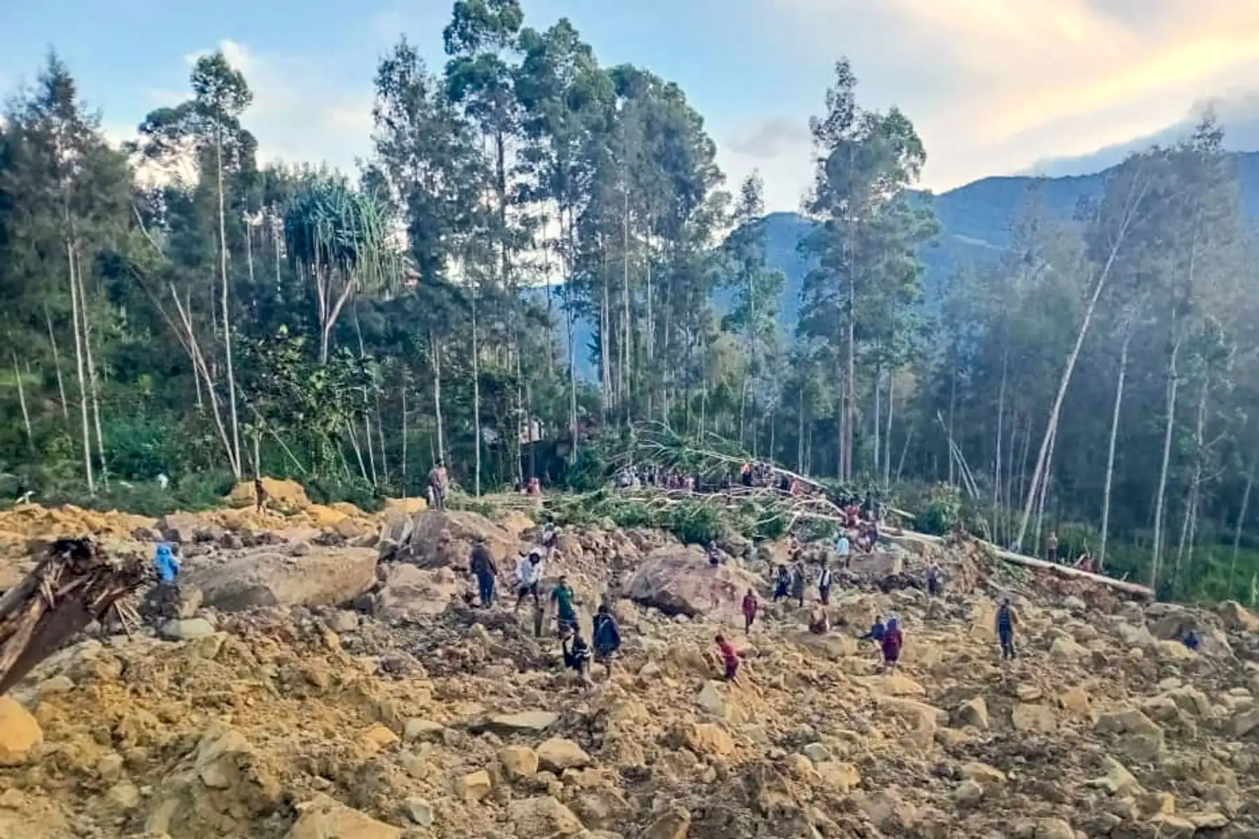 La gente se reúne en el lugar de un deslizamiento de tierra en Maip Mulitaka, en la provincia de Enga, Papúa Nueva Guinea. Funcionarios locales y grupos de ayuda dijeron que un deslizamiento de tierra masivo azotó una aldea en las tierras altas de Papúa Nueva Guinea y se teme que muchos hayan muerto. AFP